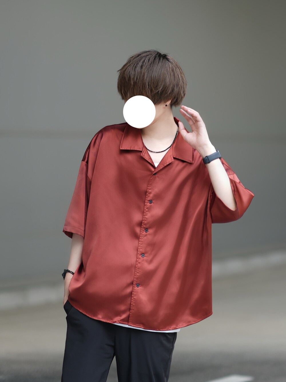 ブラウン系のシャツ/ブラウス、ホワイト系のタンクトップ、ブラック系のスラックスを着用したメンズの夏コーディネートの2枚目の写真