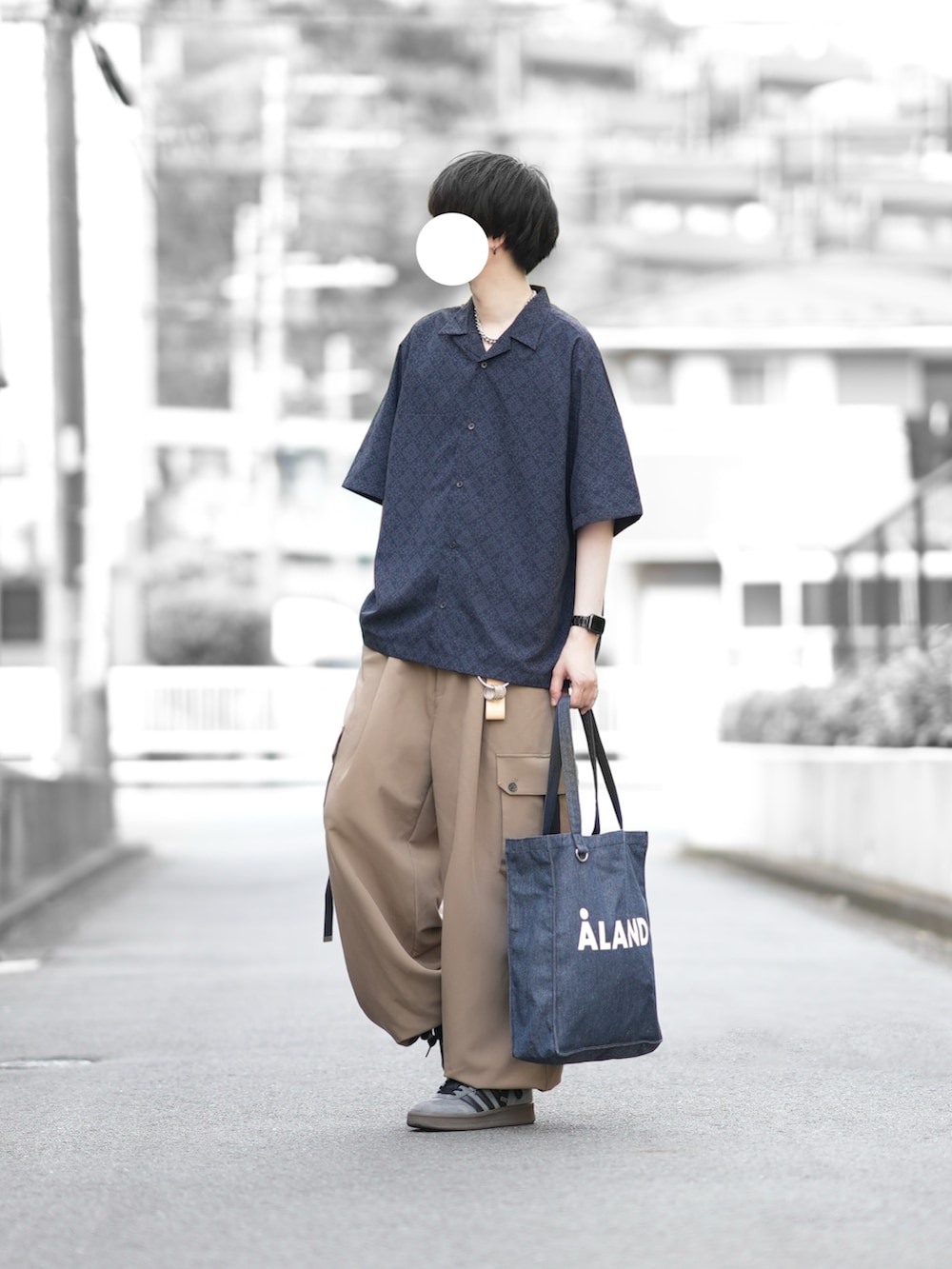 「柄シャツ、シャツスタイル、夏コーデ、ワイドパンツ、カジュアルコーデ、シンプルコーデ、きれいめカジュアル、トートバッグ、カーゴパンツ、パラシュートカーゴパンツ、DOOPZ」｜「GUのアイテム（シャツ/ブラウス、ブルー系）」を使った、とっしーさん（メンズ・184cm）の春コーディネートの2枚目の写真