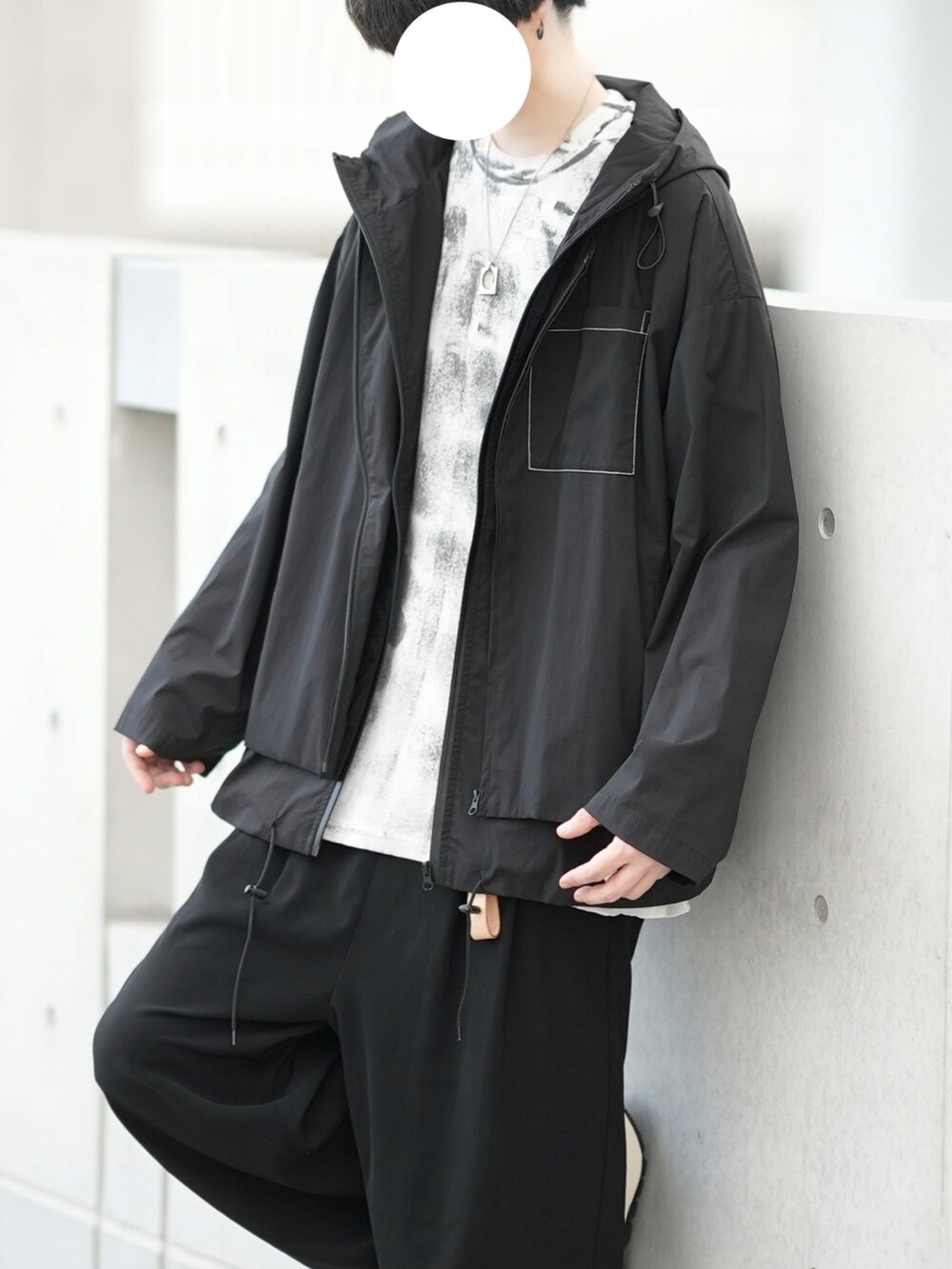 「秋服、秋服準備はじめました、マウンテンパーカー、ブラック、パーカー、ゆるコーデ、カフスイージーパンツ、ワイドパンツ、シンプルスタイル」｜「DOOPZのLAYERED MOUNTAIN PARKER /レイヤードマウンテンパーカー（マウンテンパーカー、ブラック系）」を使った、とっしーさん（メンズ・184cm）の秋コーディネートの2枚目の写真