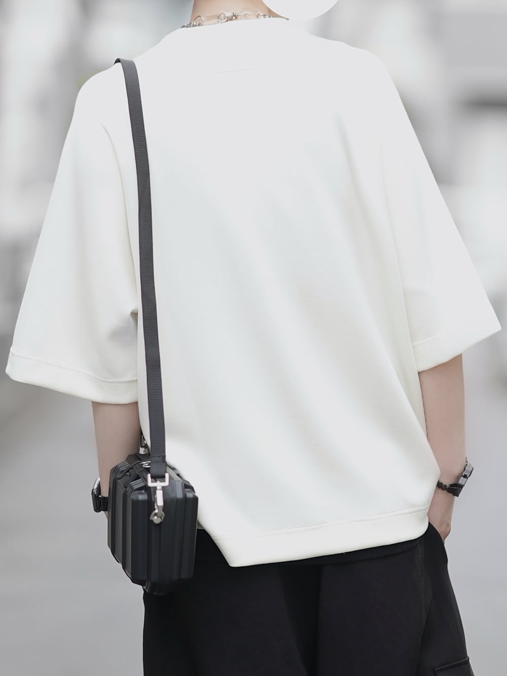 「レイヤードスタイル、ワイドパンツ、メンズコーデ、ゆるコーデ、シンプルスタイル、ストリートコーデ、白Tシャツ、カーゴパンツ、パラシュートカーゴパンツ、ローファー、ビッグT、シンプルコーデ」｜「DOOPZのVISCOSE DOLMAN T-SHIRT - ビスコースドルマンTシャツ（Tシャツ/カットソー、ホワイト系）」を使った、とっしーさん（メンズ・184cm）の春コーディネートの3枚目の写真