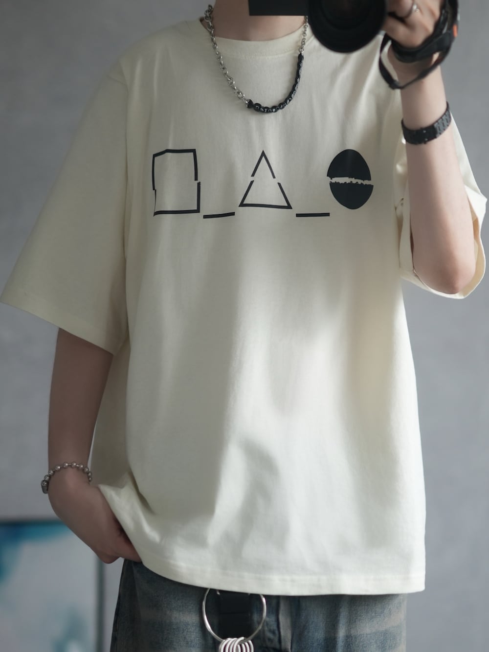 「白Tシャツ、タックイン、夏コーデ、きれいめカジュアル、さらっと晴れやかスナップ、休日コーデ、キーリング、DOOPZ、ZARA」｜「DOOPZのBIG Logo Print Tee - ビッグロゴプリントT（Tシャツ/カットソー、ベージュ系）」を使った、とっしーさん（メンズ・184cm）の夏コーディネートの2枚目の写真