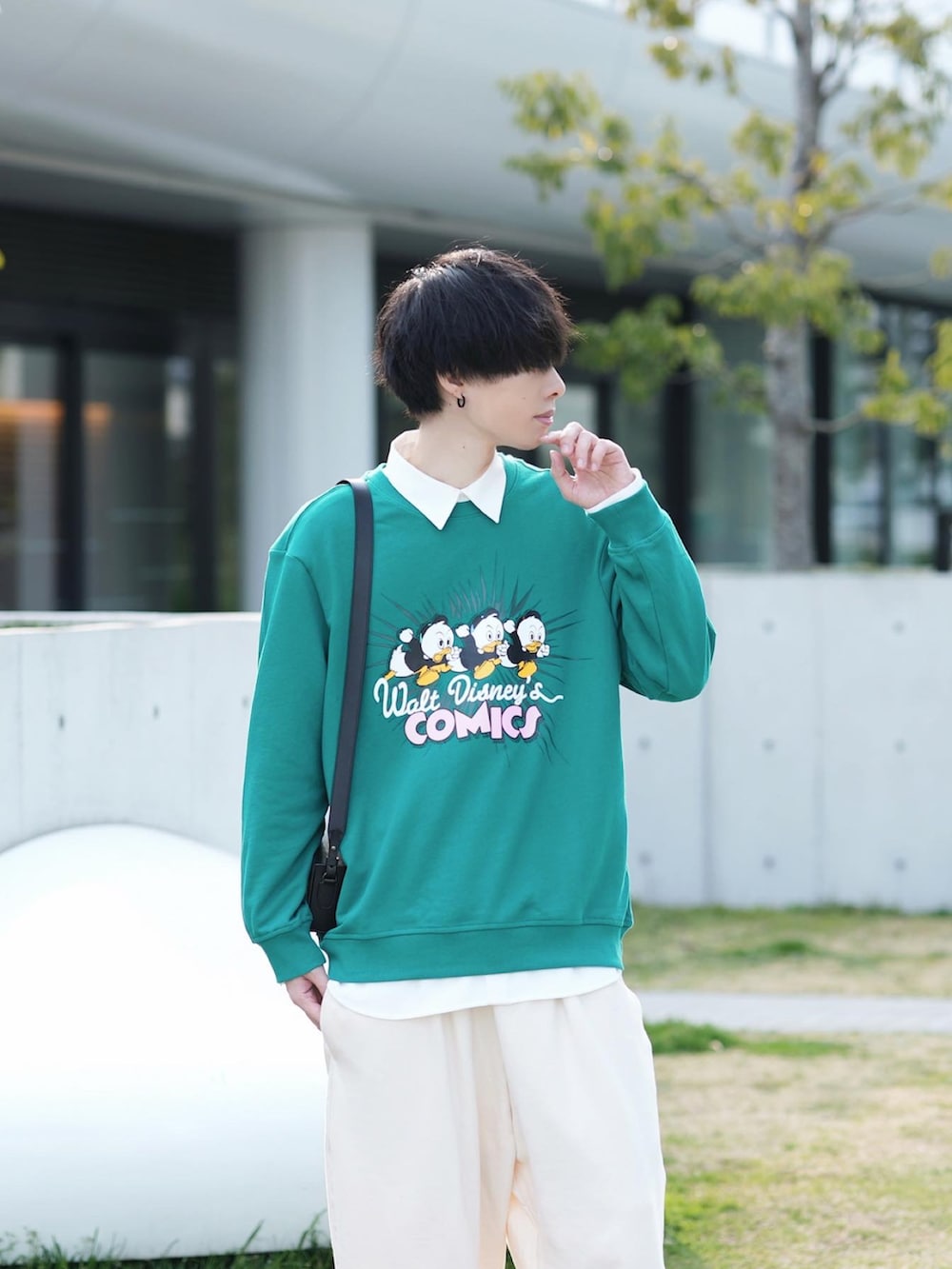 「春、グリーン、スウェット、バルーンパンツ、ワイドパンツ、ゆるコーデ、きれいめカジュアル」｜「H&Mのアイテム（スウェット、グリーン系）」を使った、とっしーさん（メンズ・184cm）の春コーディネートの2枚目の写真