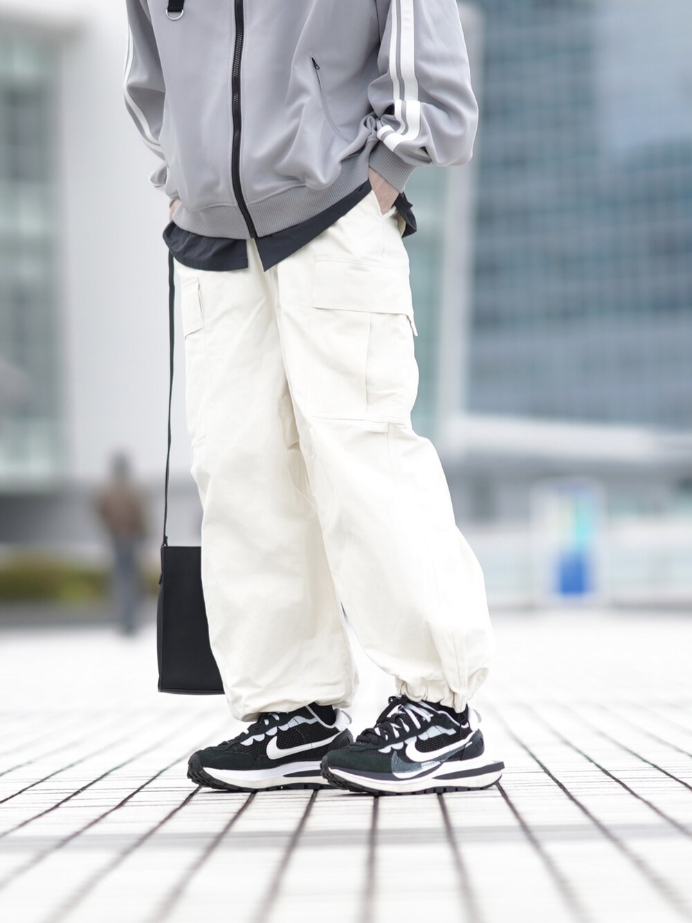 「春服デビュー宣言、休日スタイル、シンプルコーデ、カジュアルコーデ、スポーツミックス、トラックジャケット、ハイネック、大人コーデ、ゆるコーデ、シンブルコーデ、春コーデ」｜「DOOPZのラインスリーブトラックジャケット（ジャージ、グレー系）」を使った、とっしーさん（メンズ・184cm）の春コーディネートの3枚目の写真