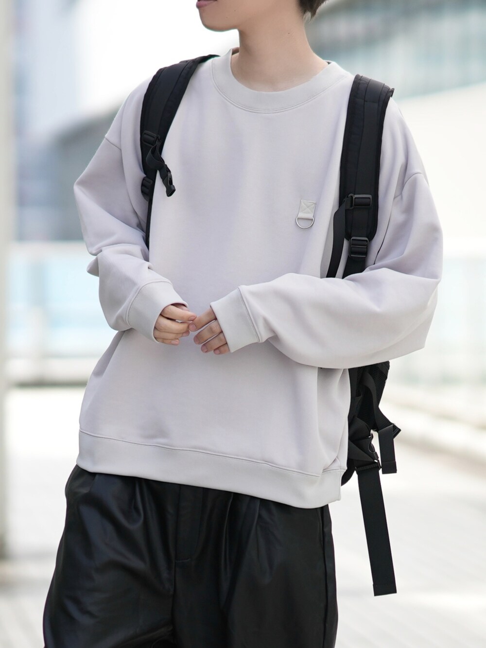 「シンプルコーデ、春服、ラフ、ドルマン、スウェット、シンセティックレザー、はじめましてコーデ、ゆるコーデ」|「DOOPZのDolman sleeve sweat/ドルマンスリーブスウェット(スウェット、ベージュ系)」を使った、とっしーさん(メンズ・184cm)の春コーディネートの2枚目の写真