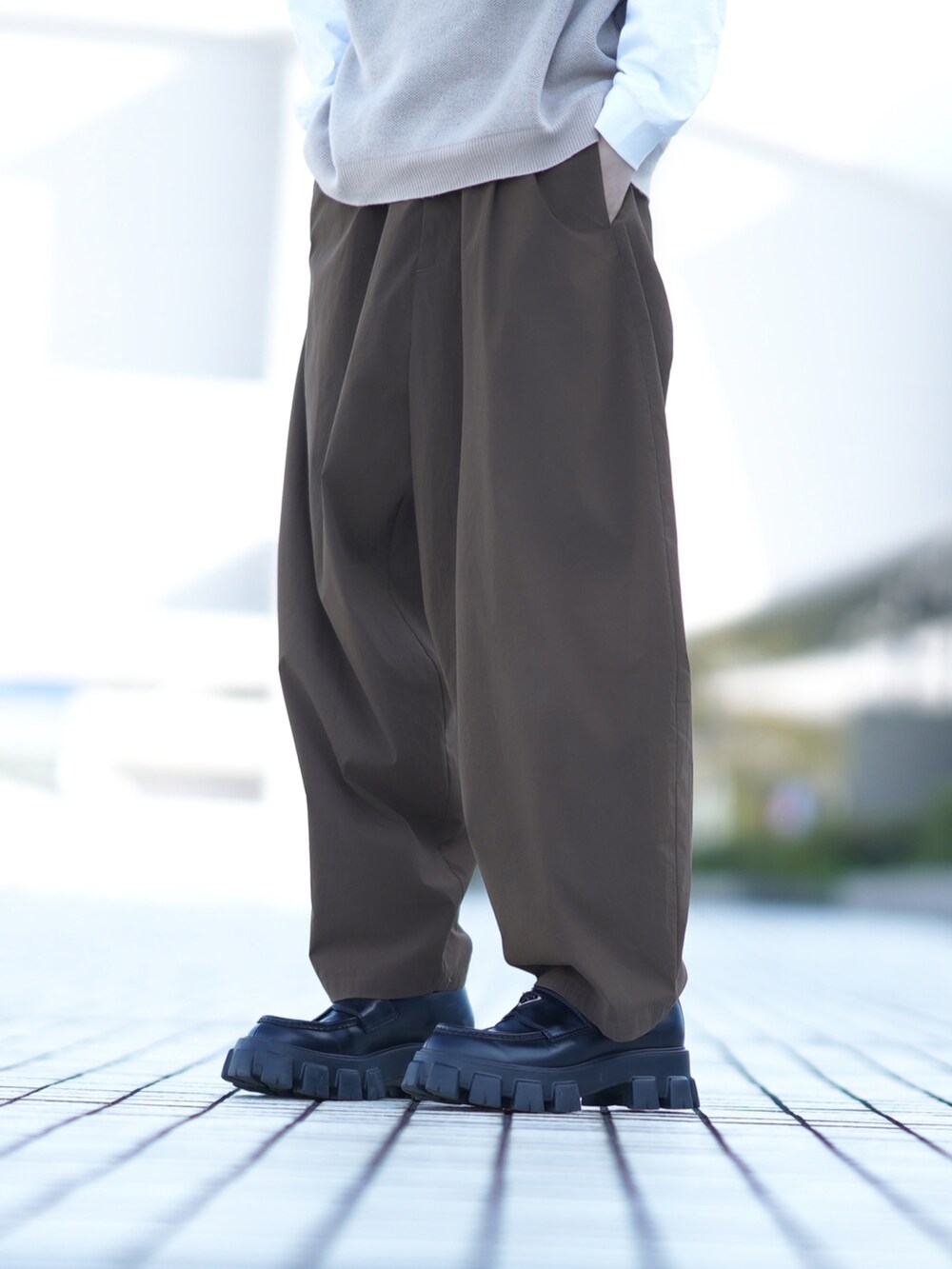 ベージュ系のベスト、ホワイト系のTシャツ/カットソー、ブラウン系のその他パンツを着用したメンズの春コーディネートの5枚目の写真