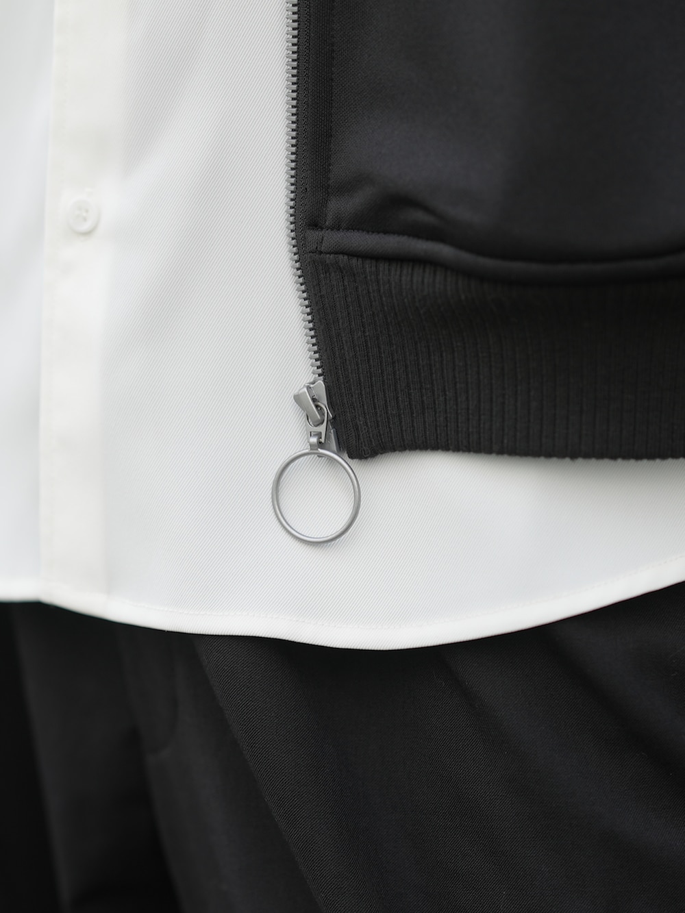 「DOOPZのDOOPZ HIGH NECK RING ZIP TRACK JACKET/ハイネックリングジップトラックジャケット（ブルゾン、ブラック系）」を使った、とっしーさん（メンズ・184cm）の春コーディネートの4枚目の写真