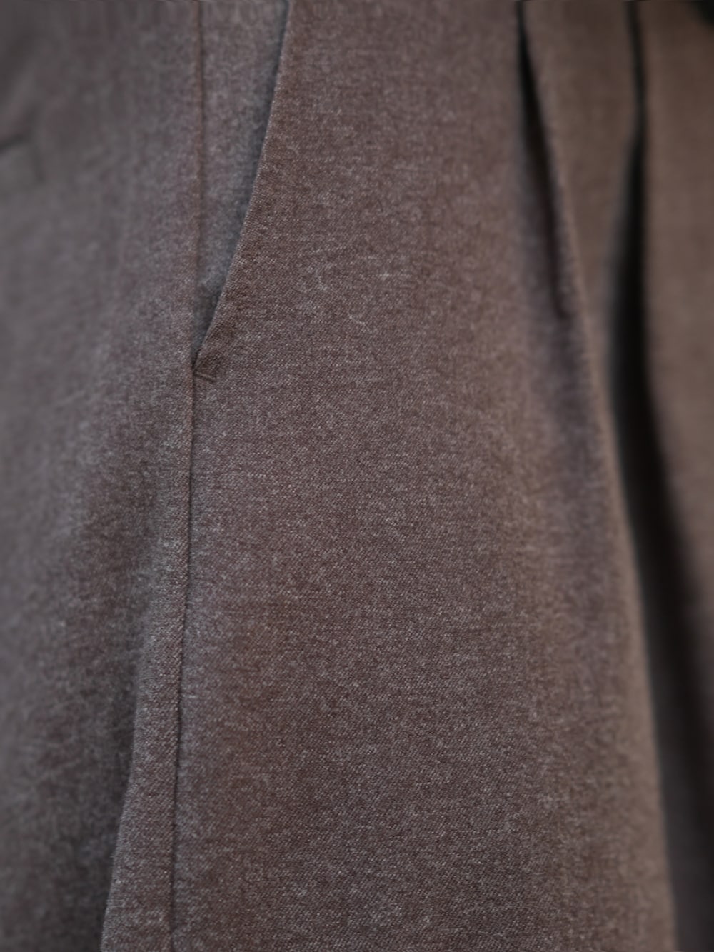 ブラック系のスウェット、ブラウン系のパンツ、ブラック系のローファーを着用したメンズの秋コーディネートの4枚目の写真