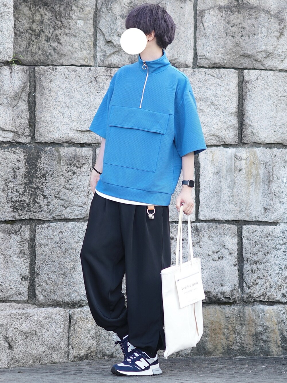 ブルー系のTシャツ/カットソー、ホワイト系のタンクトップ、ブラック系のその他パンツを着用したメンズの夏コーディネートの2枚目の写真