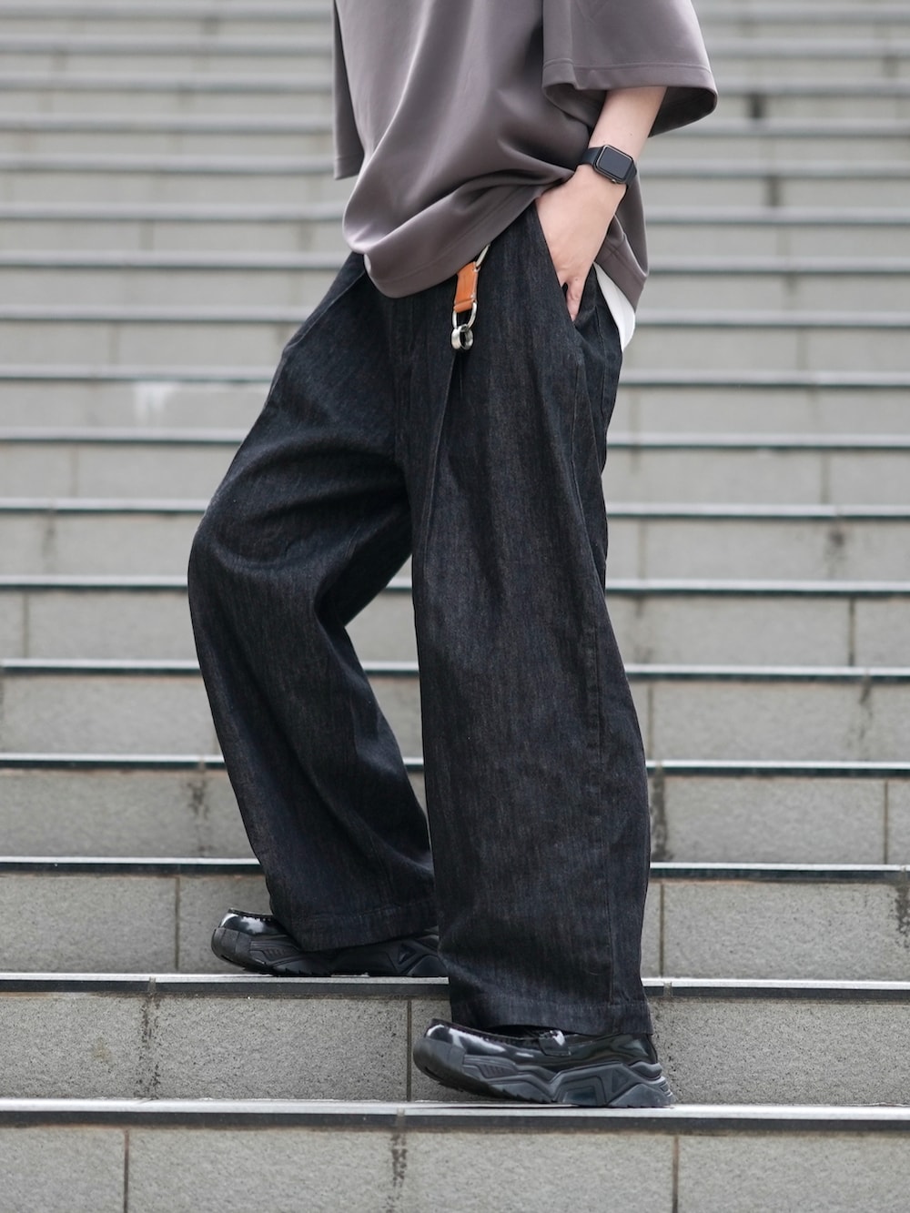 「夏コーデ、シンプル、ビッグT、Ｔシャツ、タンクトップ、ワイドパンツ、デニム、革靴」｜「DOOPZのDOOPZ ポンチルーズスリーブカットソー（Tシャツ/カットソー、グレー系）」を使った、とっしーさん（メンズ・184cm）の夏コーディネートの3枚目の写真