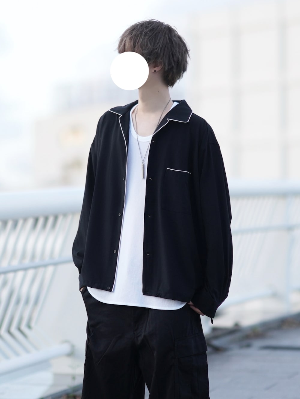 ブラック系のシャツ/ブラウス、ホワイト系のタンクトップ、ブラック系のカーゴパンツを着用したメンズの秋コーディネートの2枚目の写真