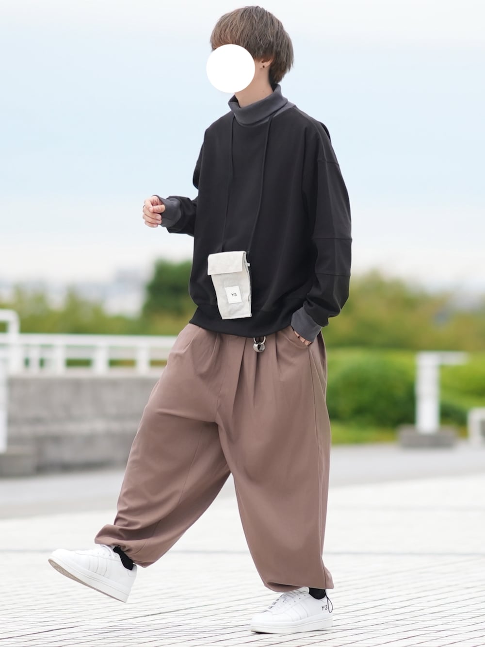 「秋ルック紹介するよ、秋コーデ、シンプル、大人カジュアル、リラックススタイル、きれいめカジュアル、デート、白スニーカー」｜「DOOPZのヘビータートルネックスウェット（スウェット、ブラック系）」を使った、とっしーさん（メンズ・184cm）の秋コーディネートの2枚目の写真