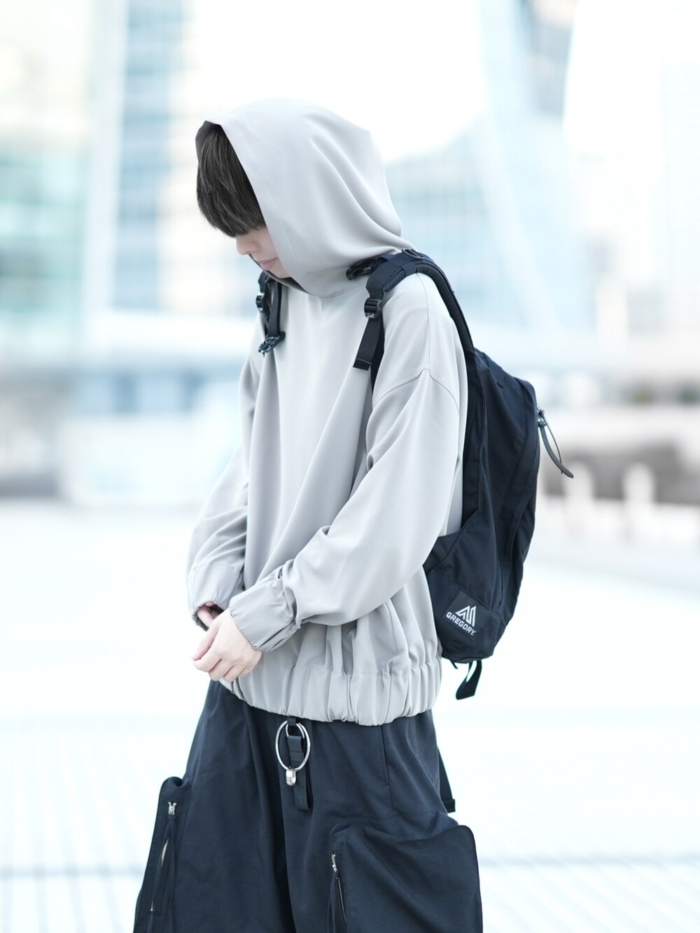 「大人カジュアル、メンズファッション、今日のコーデ、パーカー、カーゴパンツ、パラシュートパンツ、ゆるコーデ」｜「DOOPZのGather Drape Hoodie - ギャザードレープフーディー（パーカー、グレー系）」を使った、とっしーさん（メンズ・184cm）の冬コーディネートの4枚目の写真
