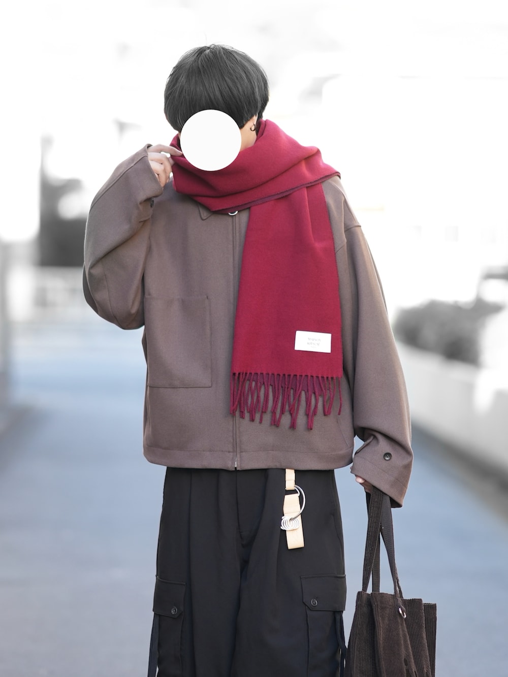 「冬コーデ、ホワイトコーデ、クリスマスに着たい服、マイベストコーデ2024、お出かけコーデ、シンプルコーデ、オトナカジュアル、革靴、大人カジュアル、ゆるコーデ、キレイめ」｜「DOOPZのOVER SLEEVE ZIP BLOUSON - オーバースリーブジップブルゾン（ブルゾン、ブラウン系）」を使った、とっしーさん（メンズ・184cm）の冬コーディネートの2枚目の写真