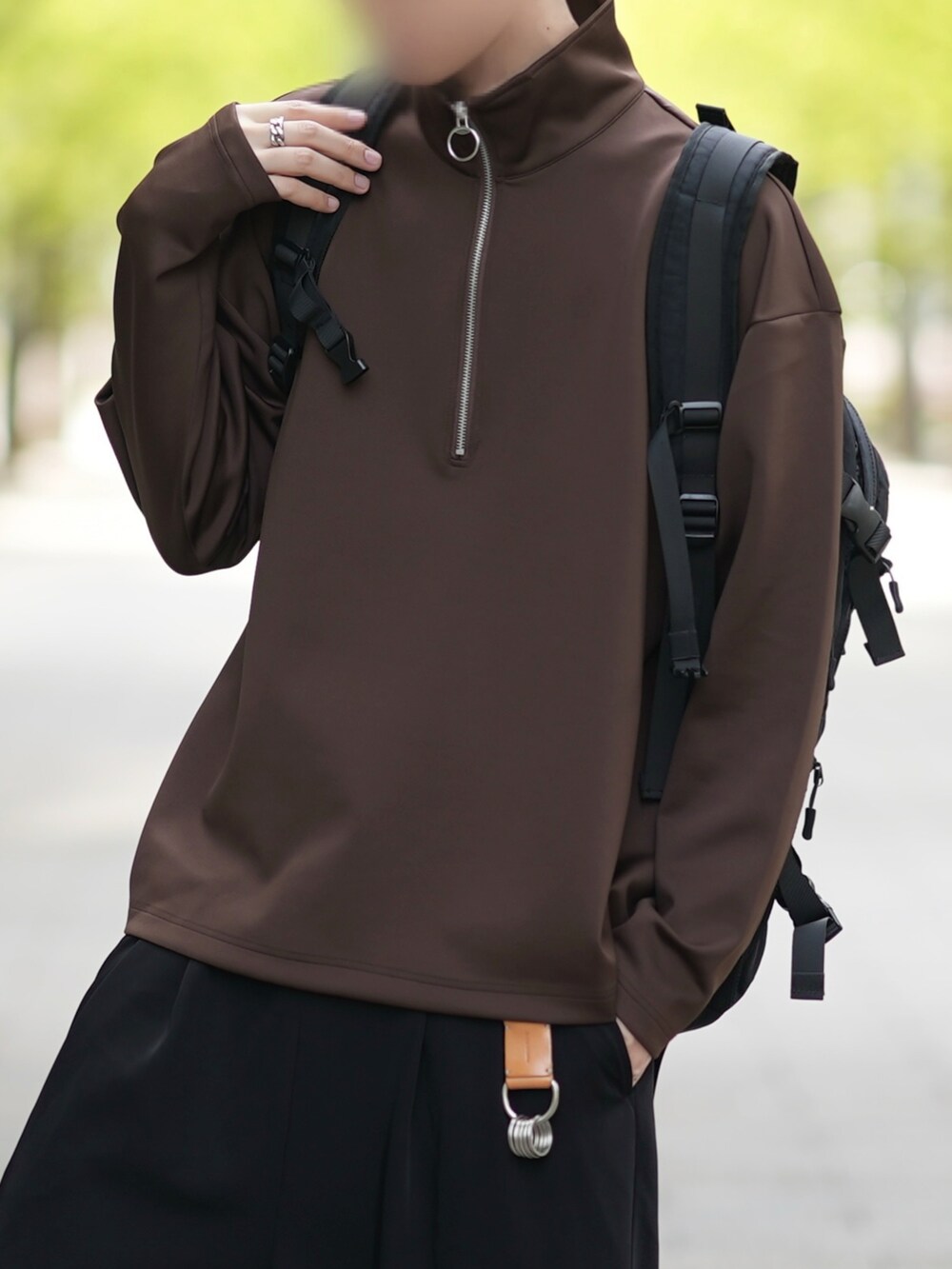 「春夏コーデ、休日コーデ、スニーカーコーデ、ロンT、ハイネック、ブラウン、カフスイージーパンツ、NIKE × sacai」|「DOOPZのRing zip high neck long T/リングジップハイネックロンT(Tシャツ/カットソー、ブラウン系)」を使った、とっしーさん(メンズ・184cm)の春コーディネートの2枚目の写真