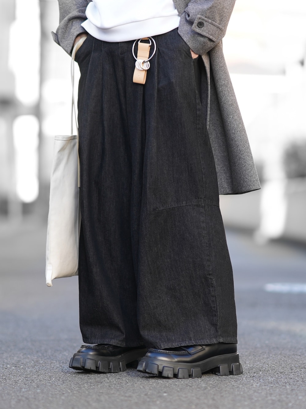 「最近のいい感じコーデ、ロングコート、冬アウター、休日コーデ、シンプルコーデ、GUコーデ、KATHARINEHAMNETTLONDON、KATHARINE HAMNETT LONDON(KATHARINE HAMNETT LONDON)、ワイドデニム、ローファー、マフラーコーデ、冬コーデ」|「GUのアイテム(ダウンジャケット/コート、グレー系)」を使った、とっしーさん(メンズ・184cm)の秋コーディネートの3枚目の写真