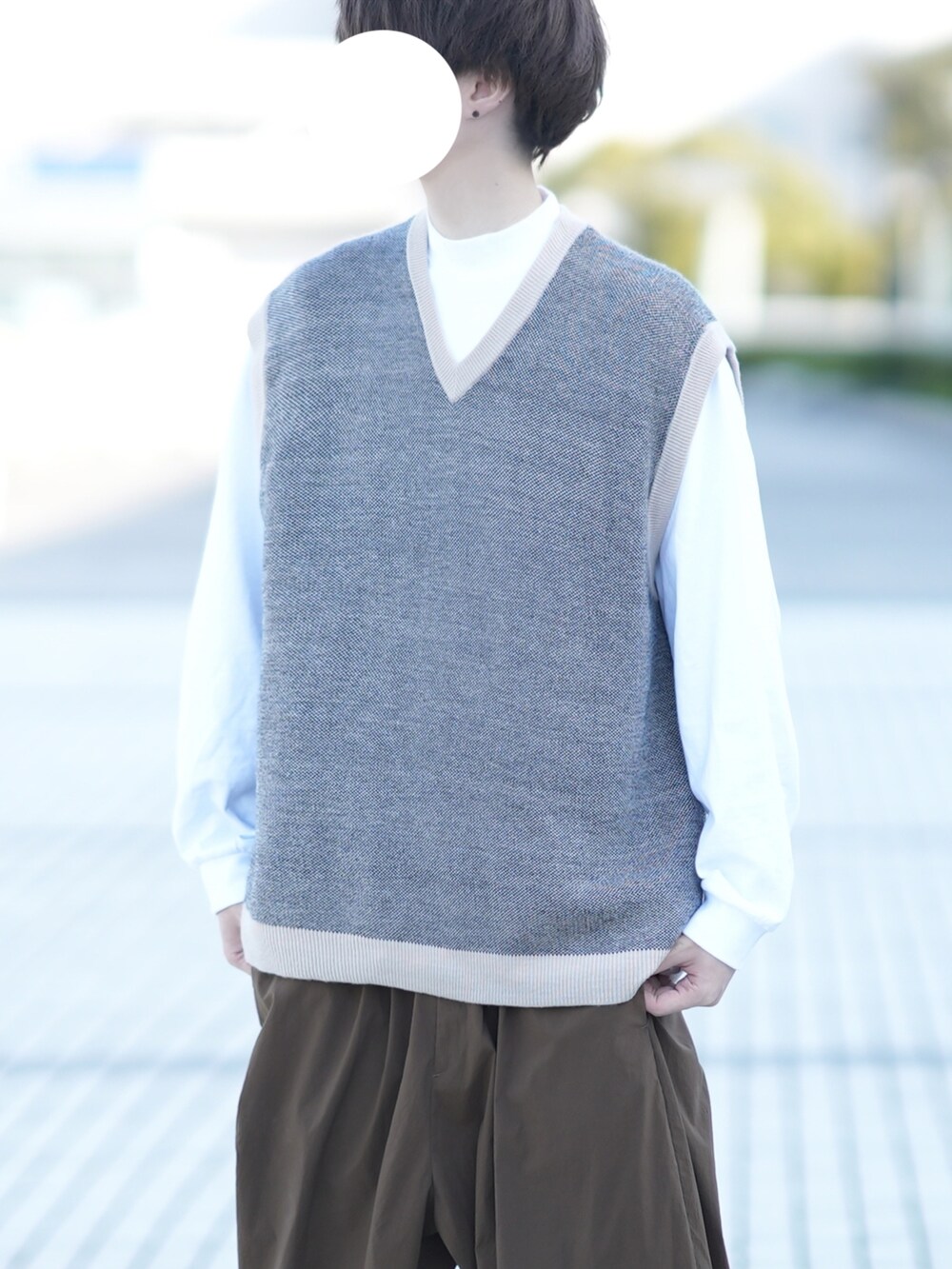 ベージュ系のベスト、ホワイト系のTシャツ/カットソー、ブラウン系のその他パンツを着用したメンズの春コーディネートの4枚目の写真