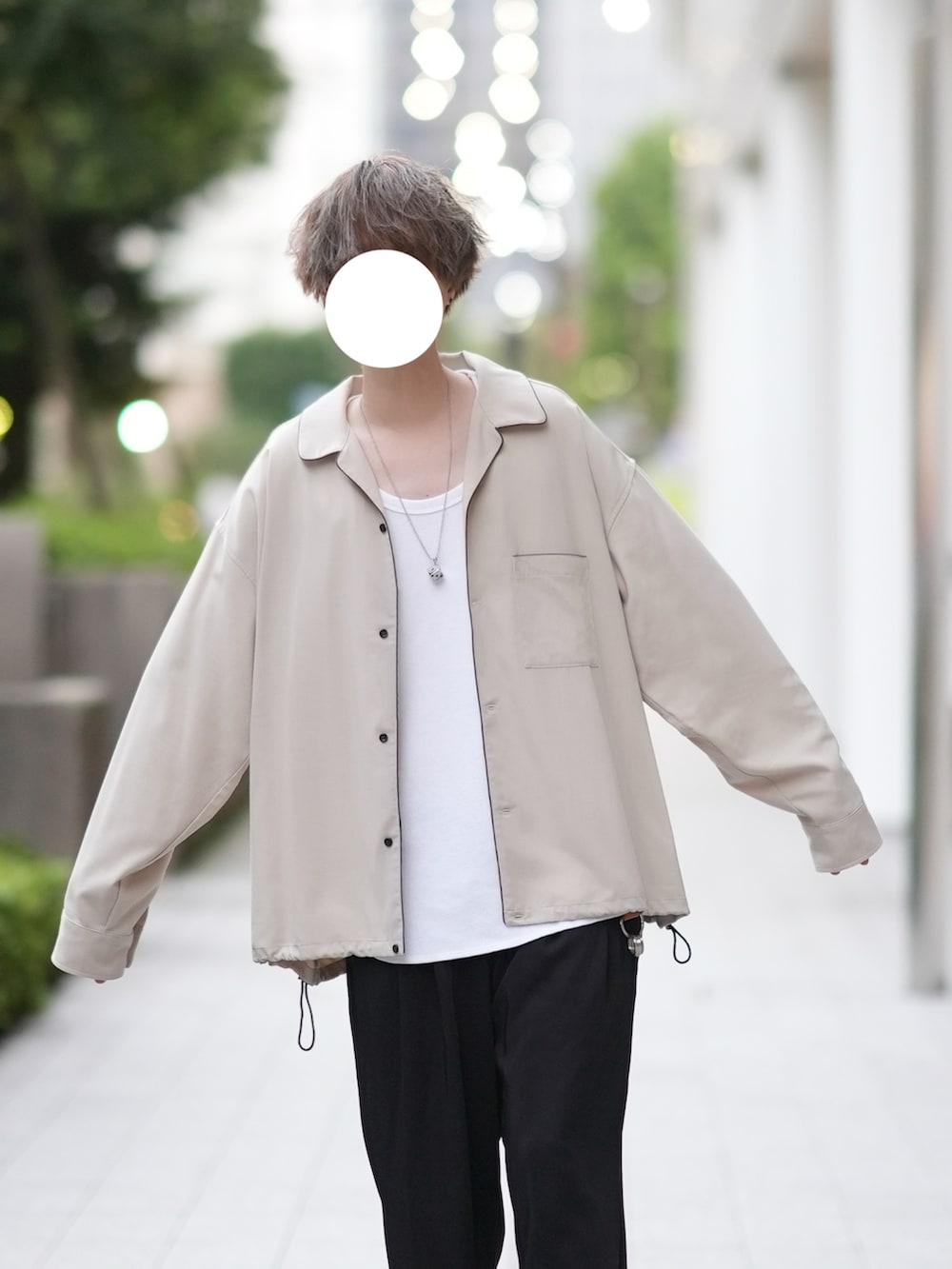 「シンプルスタイル、パジャマシャツ、秋コーデ、カフスイージーパンツ、ベージュシャツ、メンズファッション、ゆるコーデ」｜「DOOPZのパジャマシャツ（シャツ/ブラウス、ベージュ系）」を使った、とっしーさん（メンズ・184cm）の秋コーディネートの2枚目の写真