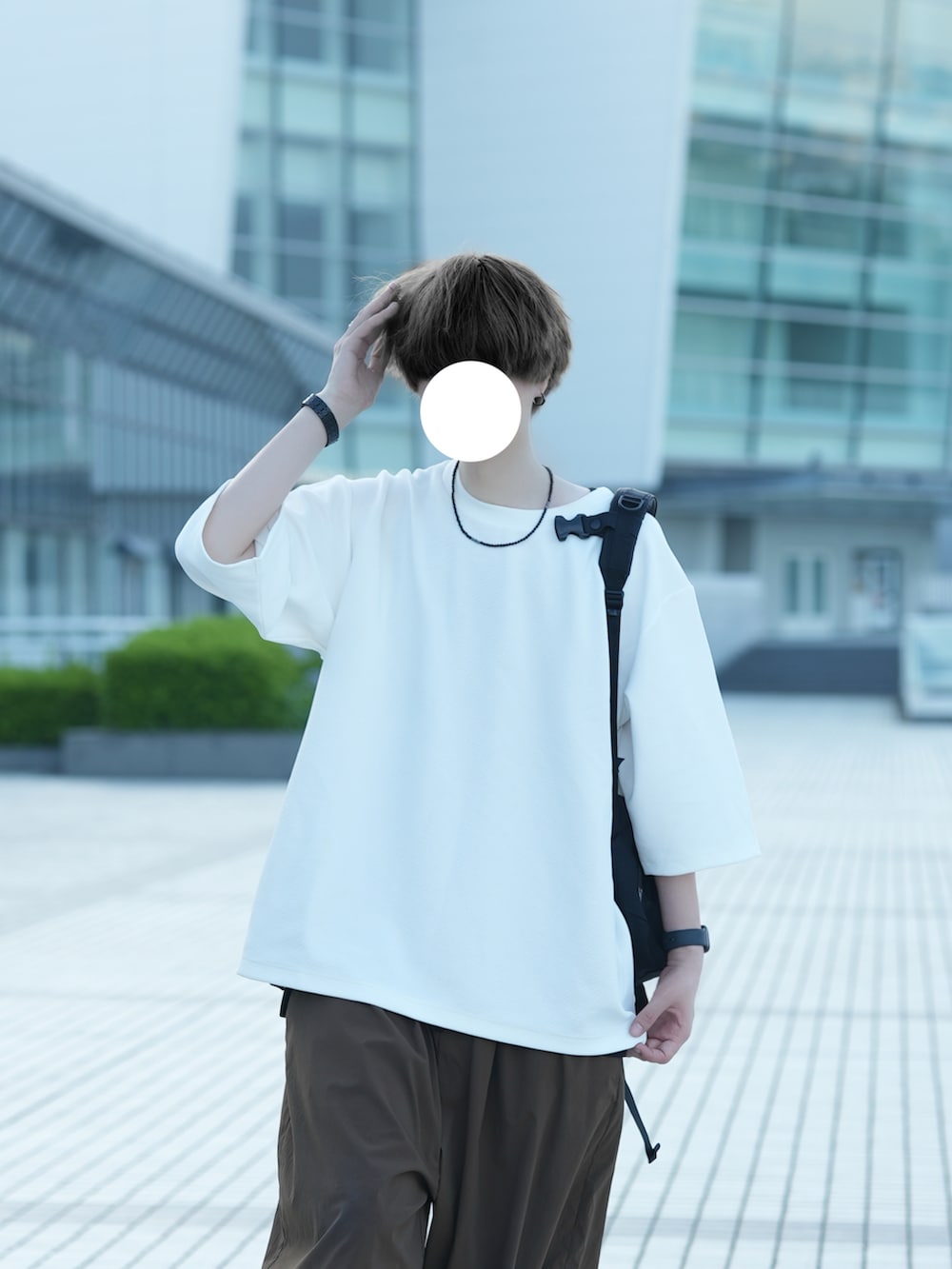 ホワイト系のTシャツ/カットソー、ブラック系のタンクトップ、ブラウン系のその他パンツを着用したメンズの夏コーディネートの3枚目の写真