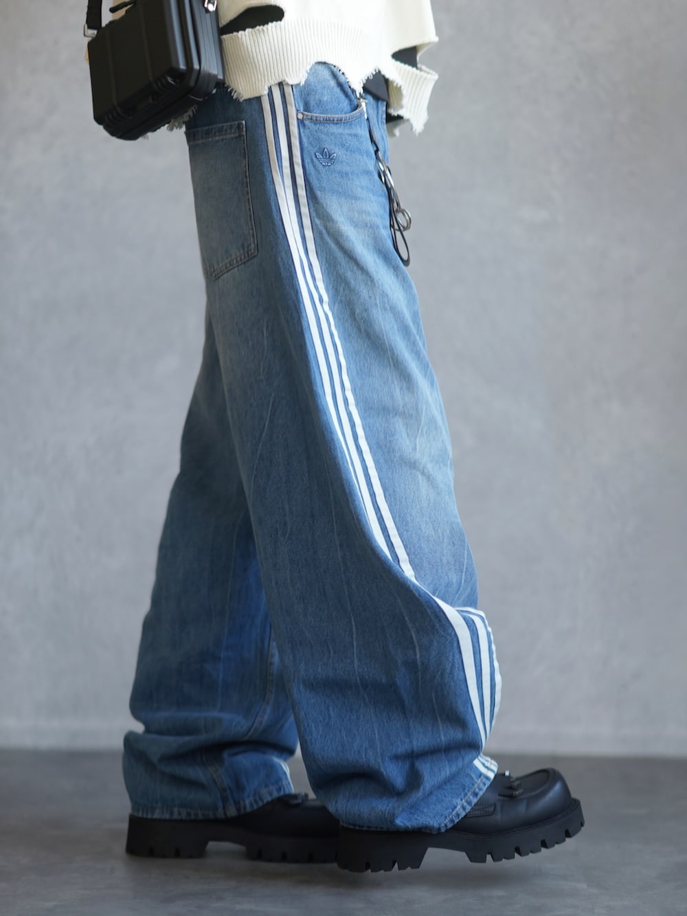 「今日のコーデ、白ニット、ハーフジップ、ダメージニット、ワイドデニム、トラックデニム、ラインパンツ、adidas、DOOPZ、春服コーデ、お出かけコーデ」｜「DOOPZのLogo Damage Knit - ロゴダメージニット（ニット/セーター、ホワイト系）」を使った、とっしーさん（メンズ・184cm）の春コーディネートの4枚目の写真