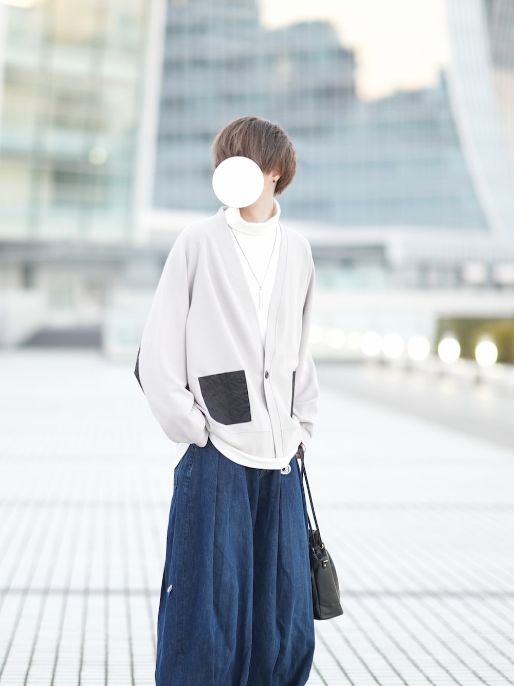 「休日スタイル、冬コーデ、シンプルスタイル、カーディガン、大人コーデ、ゆるコーデ、タートルネック、デニムパンツ、ローファー、ワイドパンツ」｜「DOOPZのキルトポケットカーディガン（カーディガン/ボレロ、グレー系）」を使った、とっしーさん（メンズ・184cm）の冬コーディネートの3枚目の写真