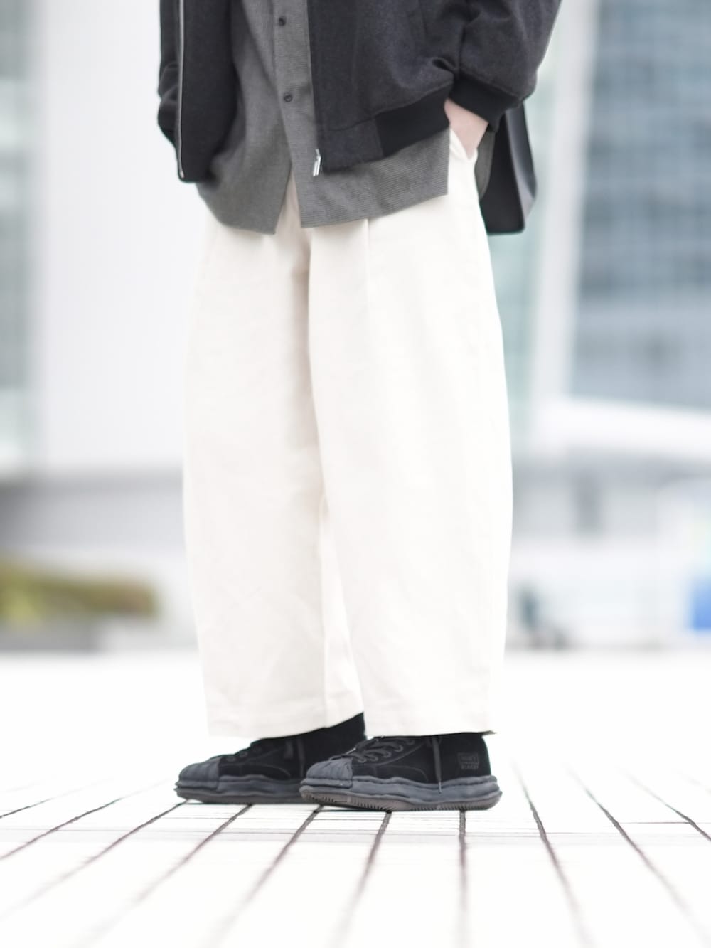 「私の推しブランド、休日コーデ、秋冬コーデ、カジュアル、メンズファッション、レイヤードスタイル、オーバーサイズ、オトナカジュアル」｜「DOOPZの2wayデタッチャブルブルゾン（ブルゾン、グレー系）」を使った、とっしーさん（メンズ・184cm）の冬コーディネートの3枚目の写真