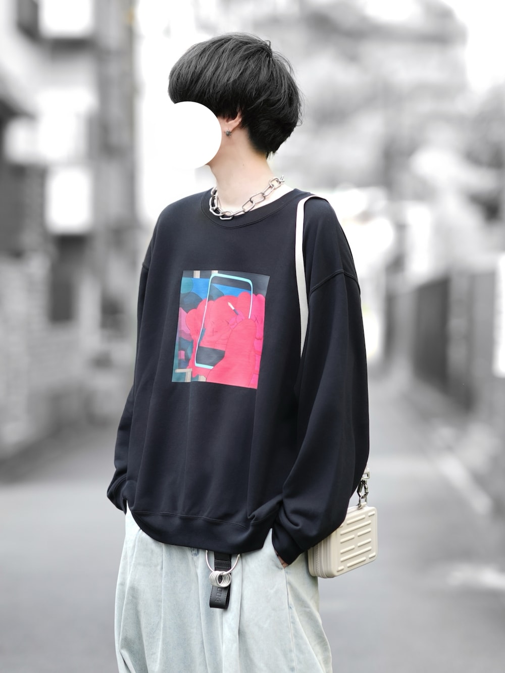 「お出かけコーデ、古着MIX、秋服準備はじめました、ゆるコーデ、リラックススタイル、シンプルスタイル、ワイドデニム、メンズコーデ、おでかけコーデ」｜「UNIQLO × KAWSのアイテム（スウェット、ブラック系）」を使った、とっしーさん（メンズ・184cm）の夏コーディネートの2枚目の写真