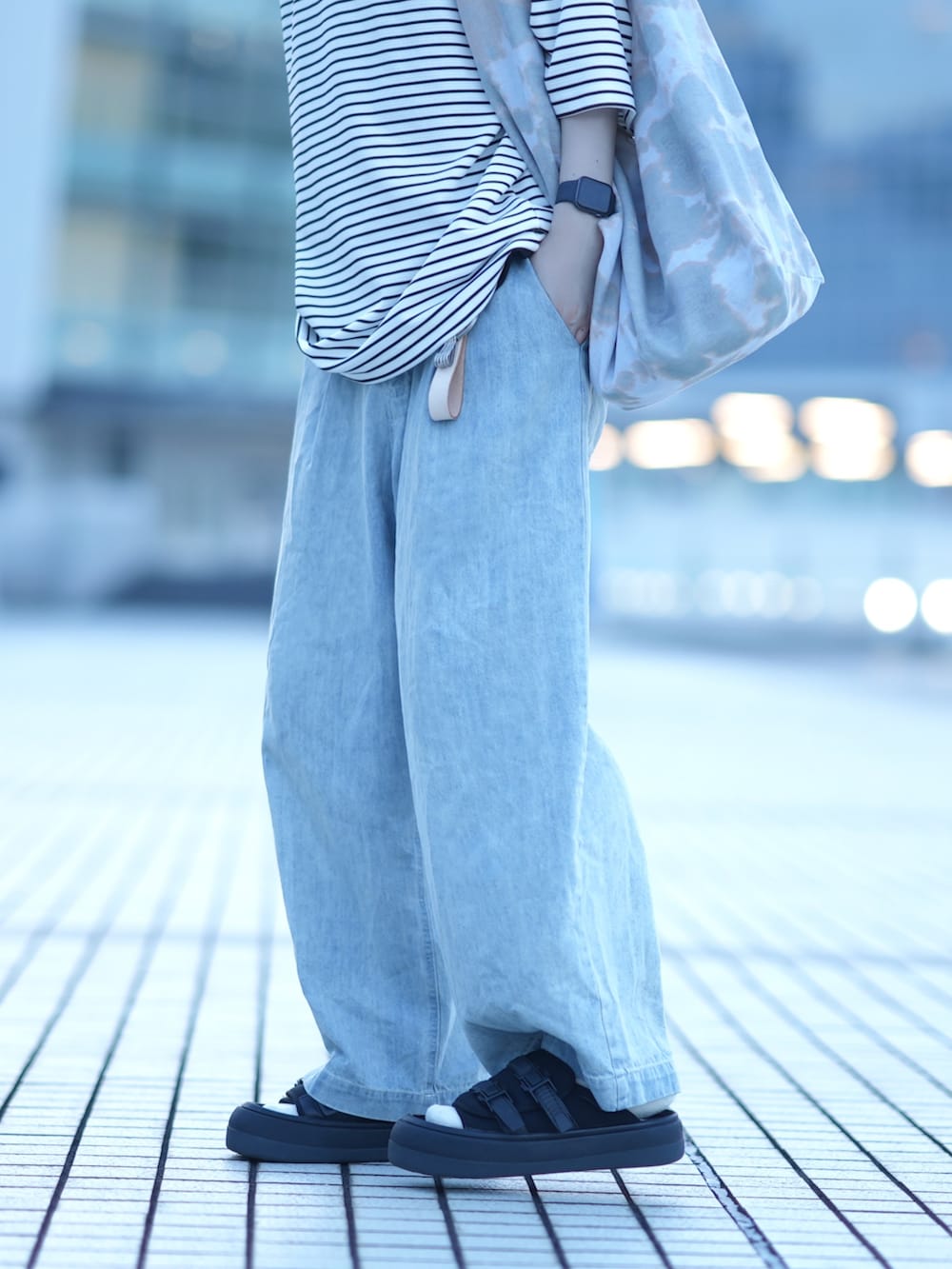 「みんなの白Tフェス、シンプルスタイル、モノトーン、夏コーデ、ボーダートップス、大人カジュアル、デニムパンツ、ワイドパンツ、厚底サンダル、夏だ！Tシャツ着よう！」｜「DOOPZのRipple big T-shirt-リップルビッグTシャツ（Tシャツ/カットソー、ホワイト系）」を使った、とっしーさん（メンズ・184cm）の夏コーディネートの4枚目の写真