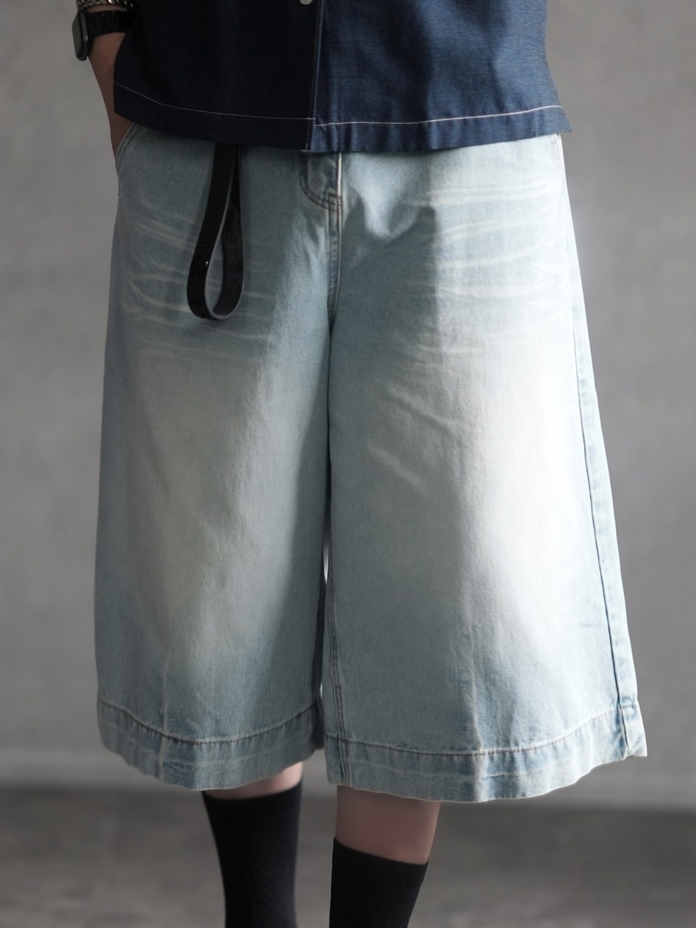 ブルー系のシャツ/ブラウス、ホワイト系のタンクトップ、ブラック系のシューズを着用したメンズの夏コーディネートの4枚目の写真