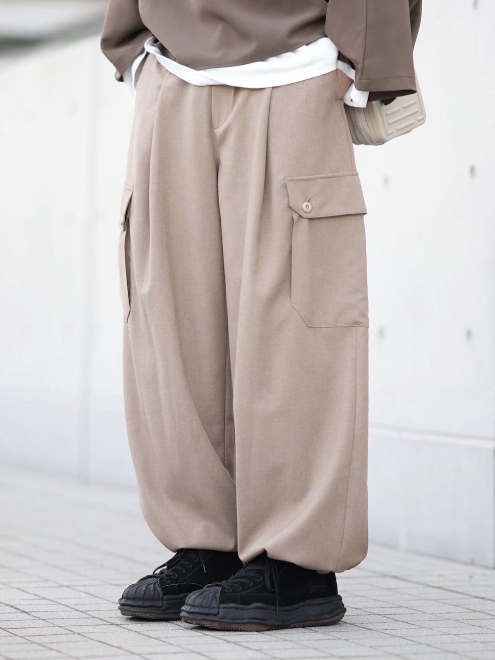 ブラウン系のシャツ/ブラウス、ホワイト系のTシャツ/カットソー、ベージュ系のカーゴパンツを着用したメンズの春コーディネートの3枚目の写真