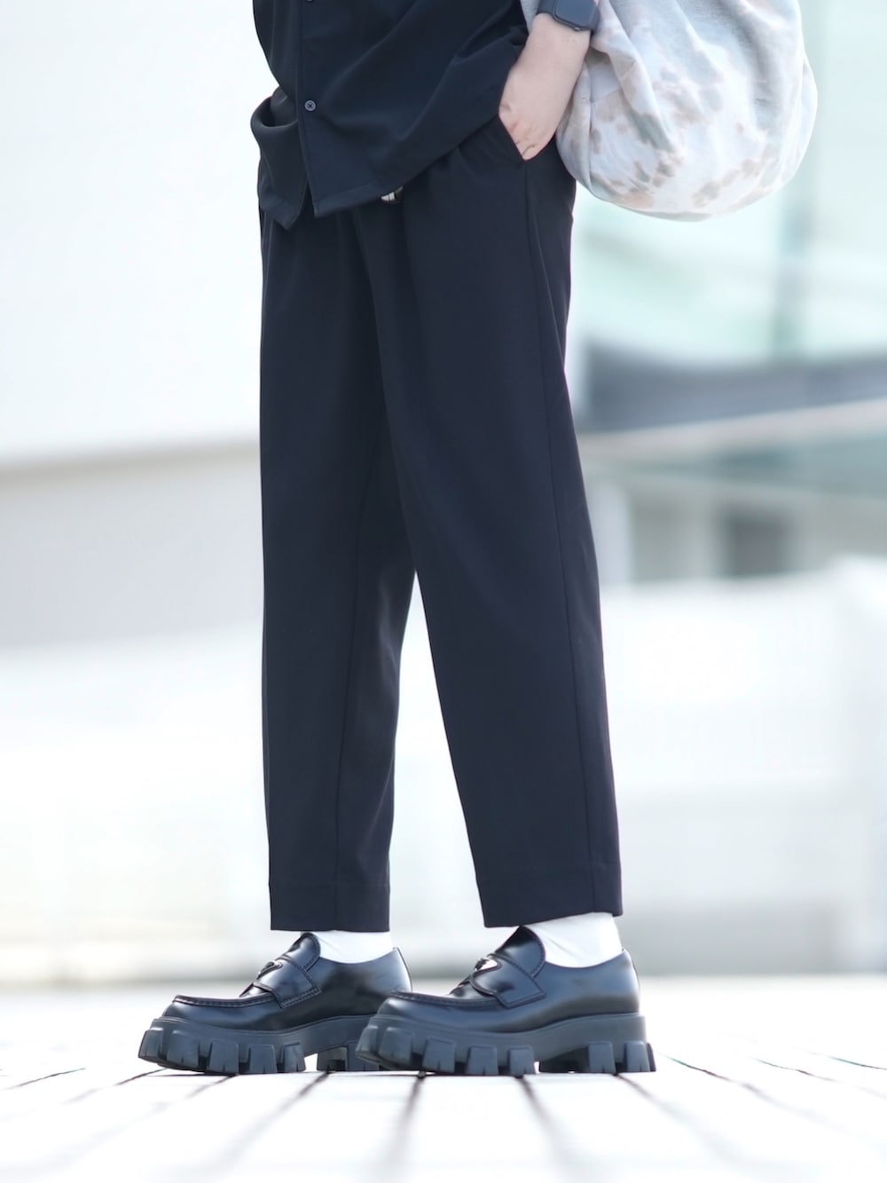 「休日スタイル、ゆるコーデ、大人コーデ、初夏コーデ、シンプルスタイル、ブラック、半袖シャツ、スラックス、ローファー」｜「DOOPZのLoose sized ripple shirt-ルーズサイズリップルシャツ（シャツ/ブラウス、ブラック系）」を使った、とっしーさん（メンズ・184cm）の春コーディネートの4枚目の写真