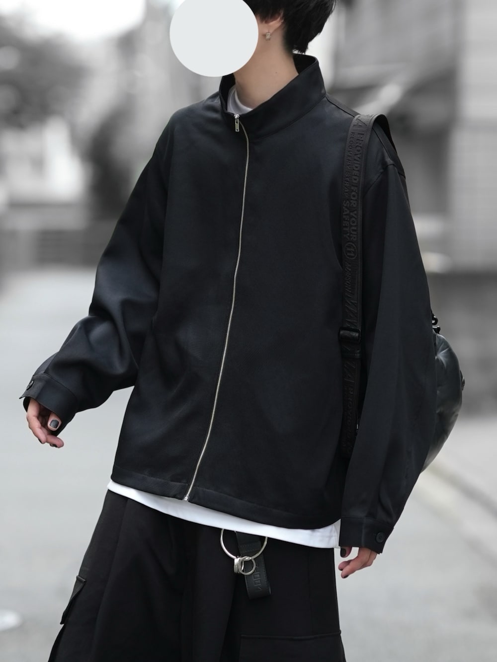 ブラック系のジャケット/アウター、ホワイト系のTシャツ/カットソー、ブラック系のカーゴパンツを着用したメンズの夏コーディネートの2枚目の写真