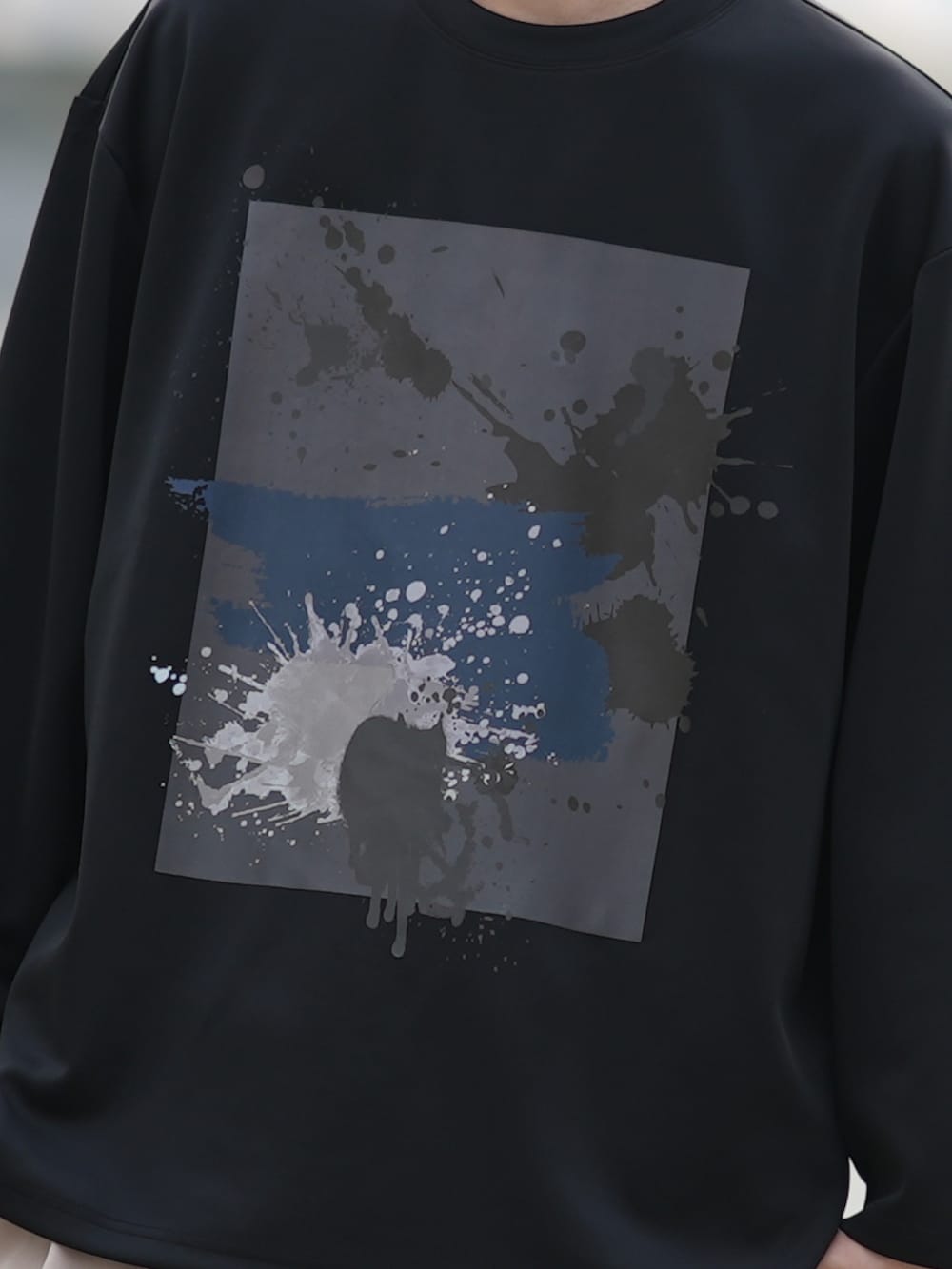 「シンプルコーデ、カジュアルコーデ、オーバーサイズ、ペイント、グラフィックＴ、ロンT、春コーデ、ゆるコーデ」｜「DOOPZのPaint graphic square long-T/ペイントグラフィックスクエアロンT（Tシャツ/カットソー、ブラック系）」を使った、とっしーさん（メンズ・184cm）の春コーディネートの3枚目の写真