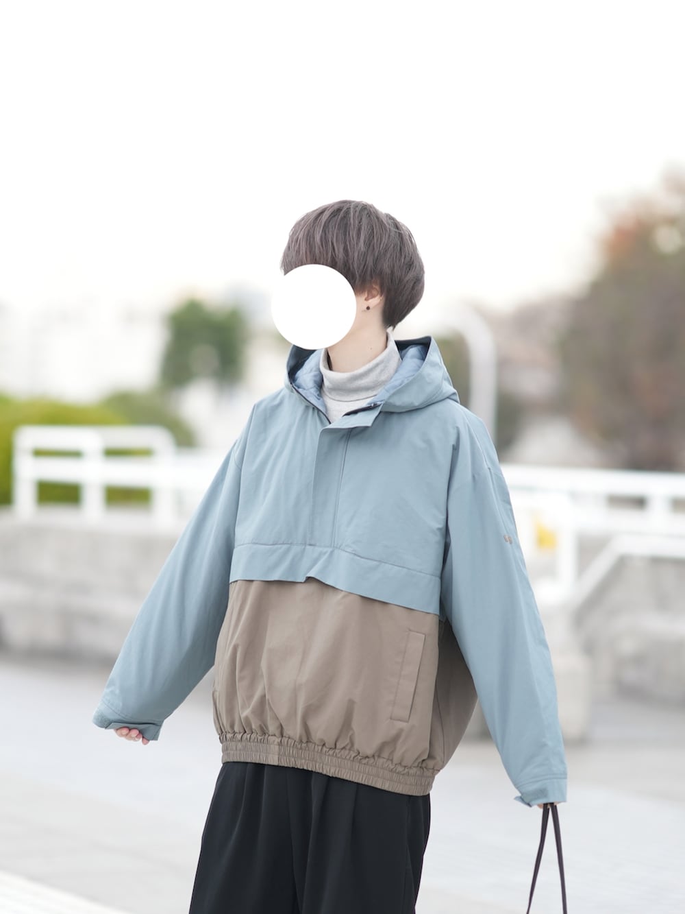 「メンズファッション、休日スタイル、オトナカジュアル、冬アウター、ゆるコーデ、シンプルコーデ、アノラックパーカー、アノラックジャケット、カフスイージーパンツ」｜「DOOPZのパデットアノラックパーカー（ダウンジャケット/コート、ブルー系）」を使った、とっしーさん（メンズ・184cm）の冬コーディネートの2枚目の写真