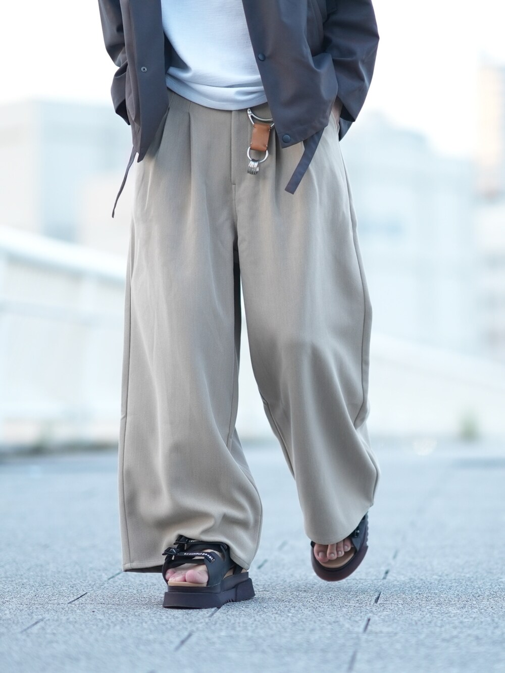 「秋のコーデ、シンプルスタイル、大人コーデ、コーチジャケット、ベージュパンツ、ワイドパンツ、サンダル、休日コーデ、ライトアウター」｜「DulcamaraのよそいきコーチJK -YOSOIKI-（ブルゾン、グレー系）」を使った、とっしーさん（メンズ・184cm）の夏コーディネートの4枚目の写真