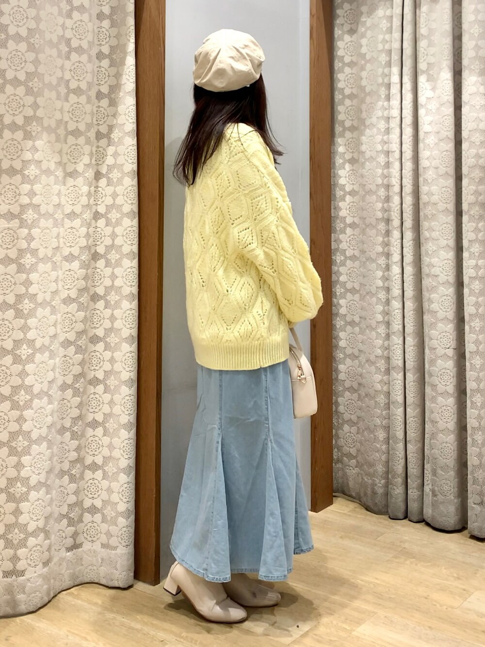 イエロー系のカーディガン/ボレロ、その他のTシャツ/カットソー、ホワイト系のトートバッグを着用したレディースの冬コーディネートの2枚目の写真