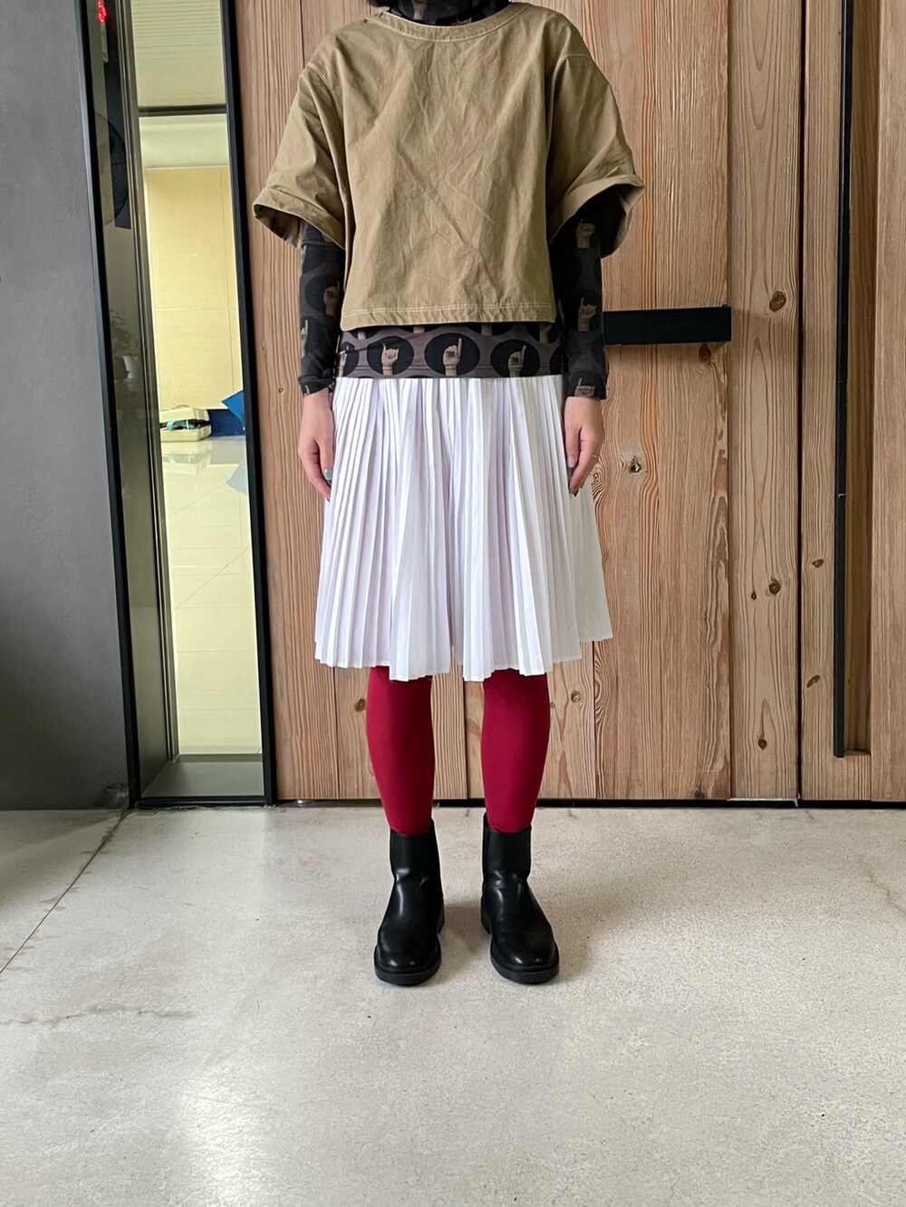 ベージュ系のその他トップス、ホワイト系のその他パンツ、ブラック系のブーツを着用したレディースの冬コーディネートの3枚目の写真