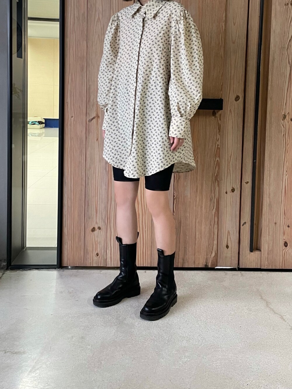 ベージュ系のシャツ/ブラウスを着用したレディースの冬コーディネートの2枚目の写真