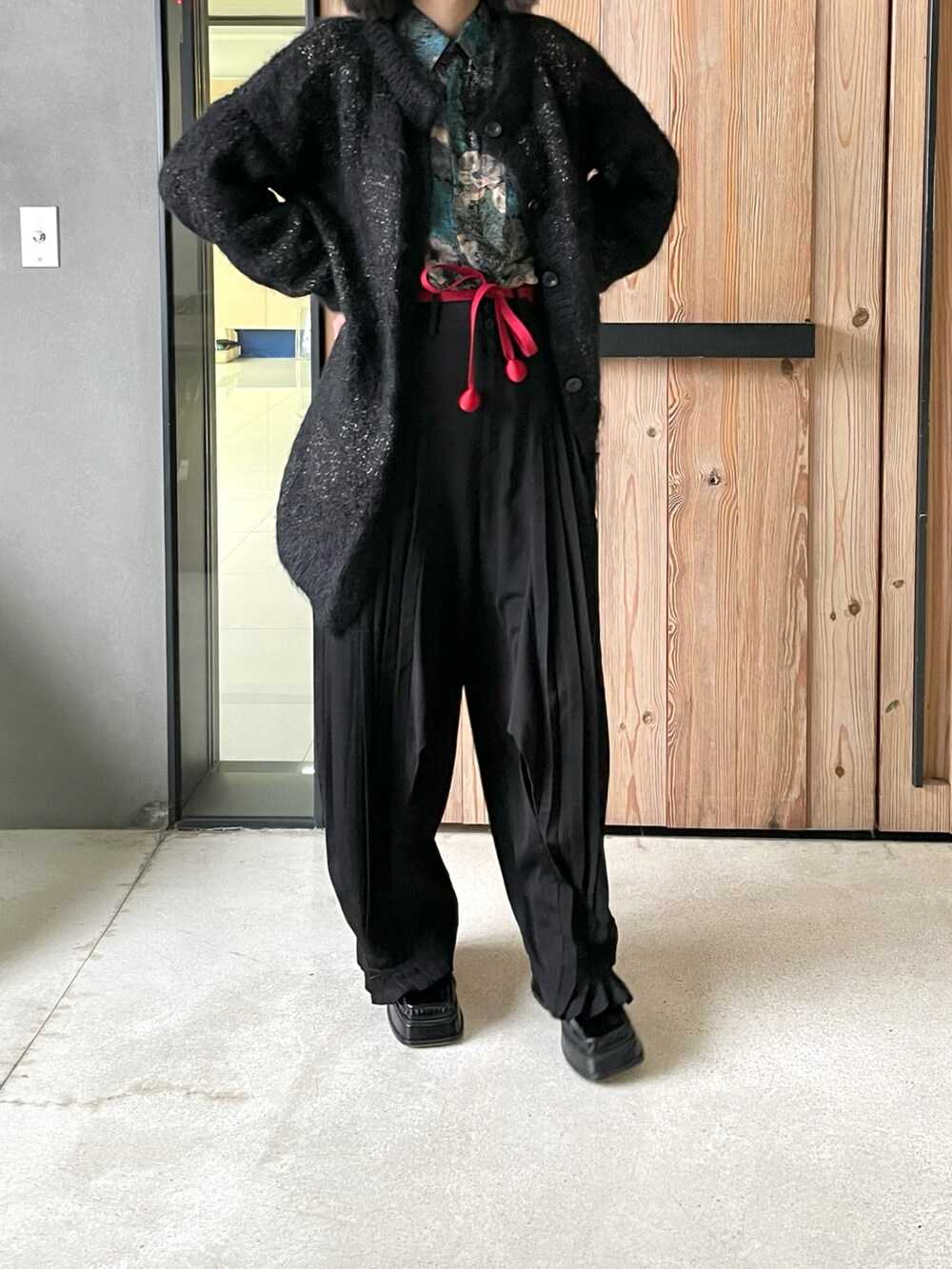 「ootd、fashion、STYLE、Designer、loafer、floral、Floral print、shirts、shushu/tong、CHARINYEH、pleats、knit、knitwear、vintage、穿搭」｜「CHARINYEHのアイテム（スラックス、ブラック系）」を使った、Ethel C. さん（レディース・165cm）の冬コーディネートの2枚目の写真