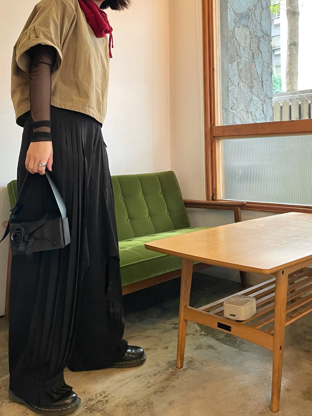 ブラック系のその他シューズ、ブラック系のスラックス、ベージュ系のその他トップスを着用したレディースの春コーディネートの2枚目の写真