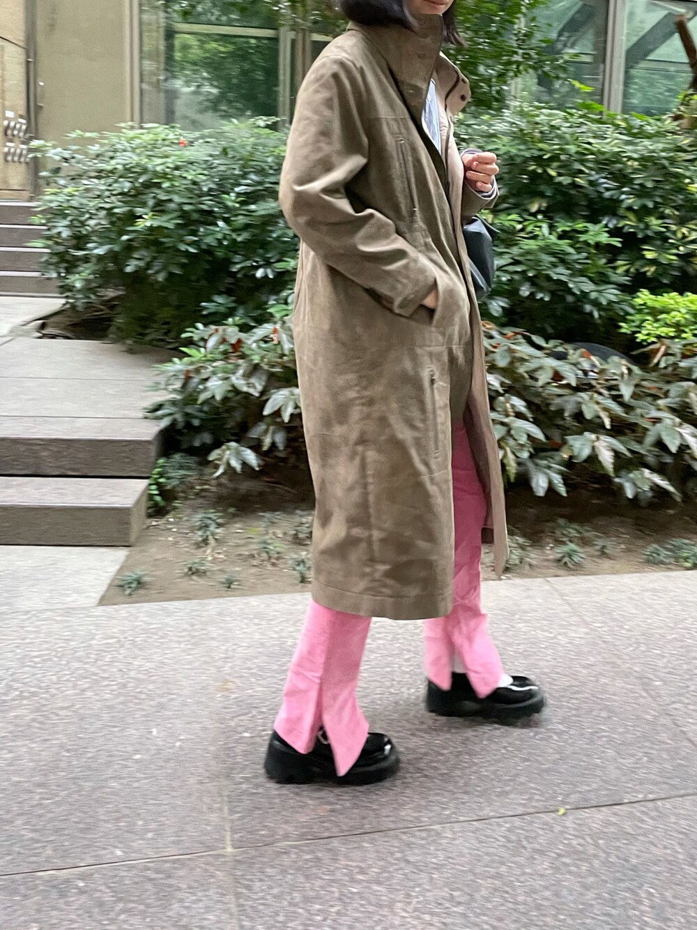 「ootd、fashion、STYLE、shushu/tong、loafer、loafers、pink、coat、CHARINYEH、shirts、stripe、stripes」｜「CHARINYEHのアイテム（チェスターコート、ベージュ系）」を使った、Ethel C. さん（レディース・165cm）の春コーディネートの2枚目の写真