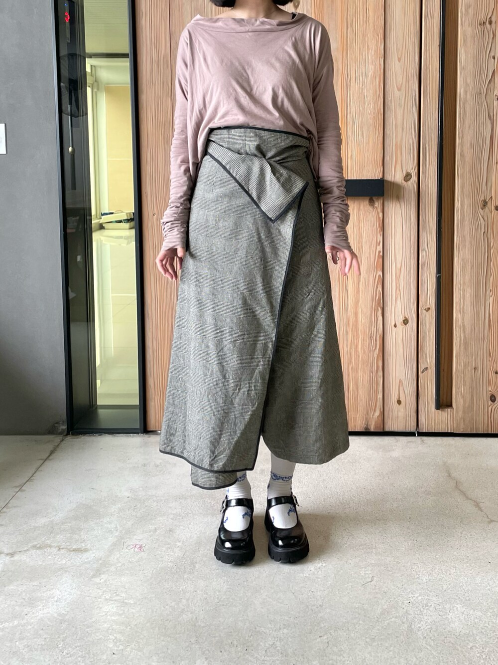 ブラウン系のその他パンツ、ブラウン系のTシャツ/カットソー、ブラック系のその他シューズを着用したレディースの夏コーディネートの2枚目の写真