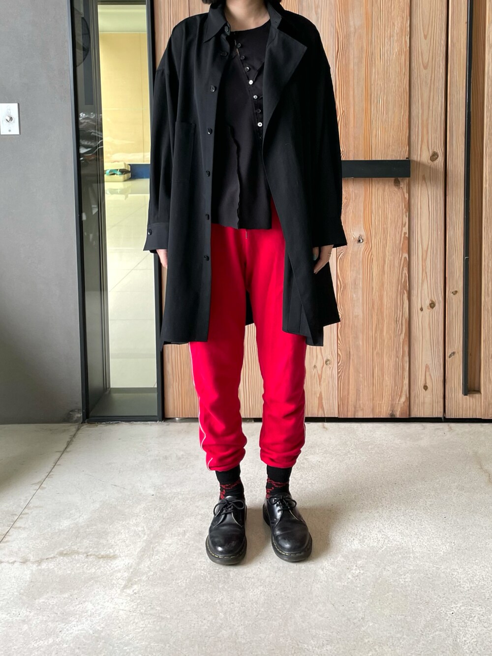 レッド系のその他パンツ、ブラック系のその他シューズを着用したレディースの秋コーディネートの2枚目の写真