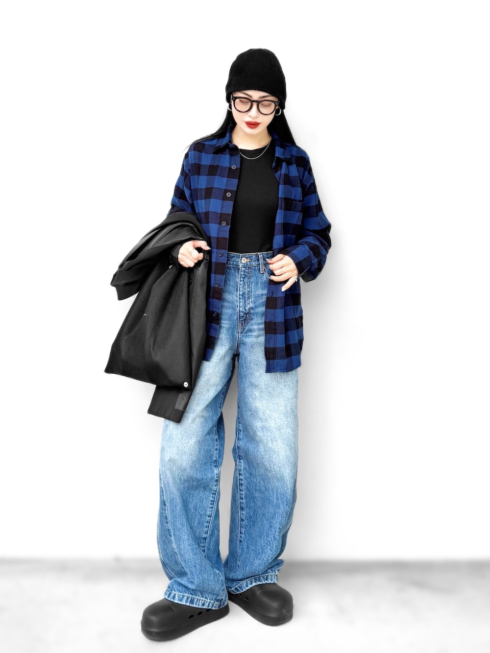 ブルー系のデニムパンツ、ブルー系のシャツ/ブラウス、ブラック系のハンドバッグを着用したレディースの秋コーディネートの2枚目の写真