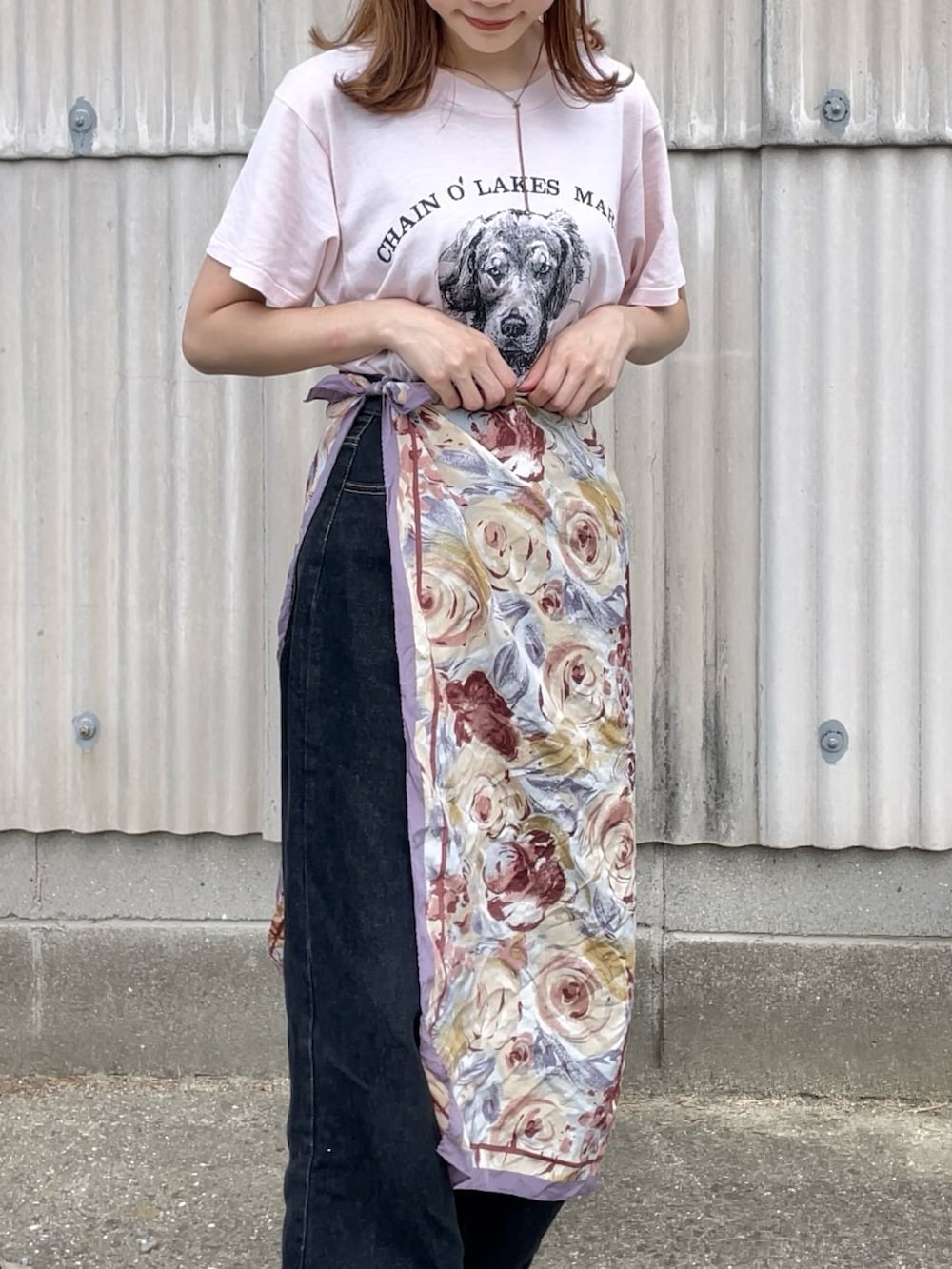 ピンク系のトップス、ベージュ系のサンダル、パープル系のバンダナ/スカーフを着用したレディースの夏コーディネートの2枚目の写真