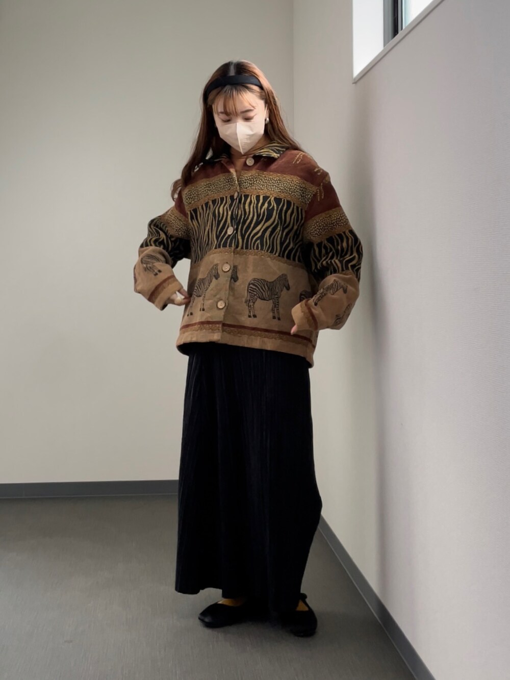 ベージュ系のジャケット/アウター、ブラック系のスカート、ブラック系のその他シューズを着用したレディースの秋コーディネートの2枚目の写真