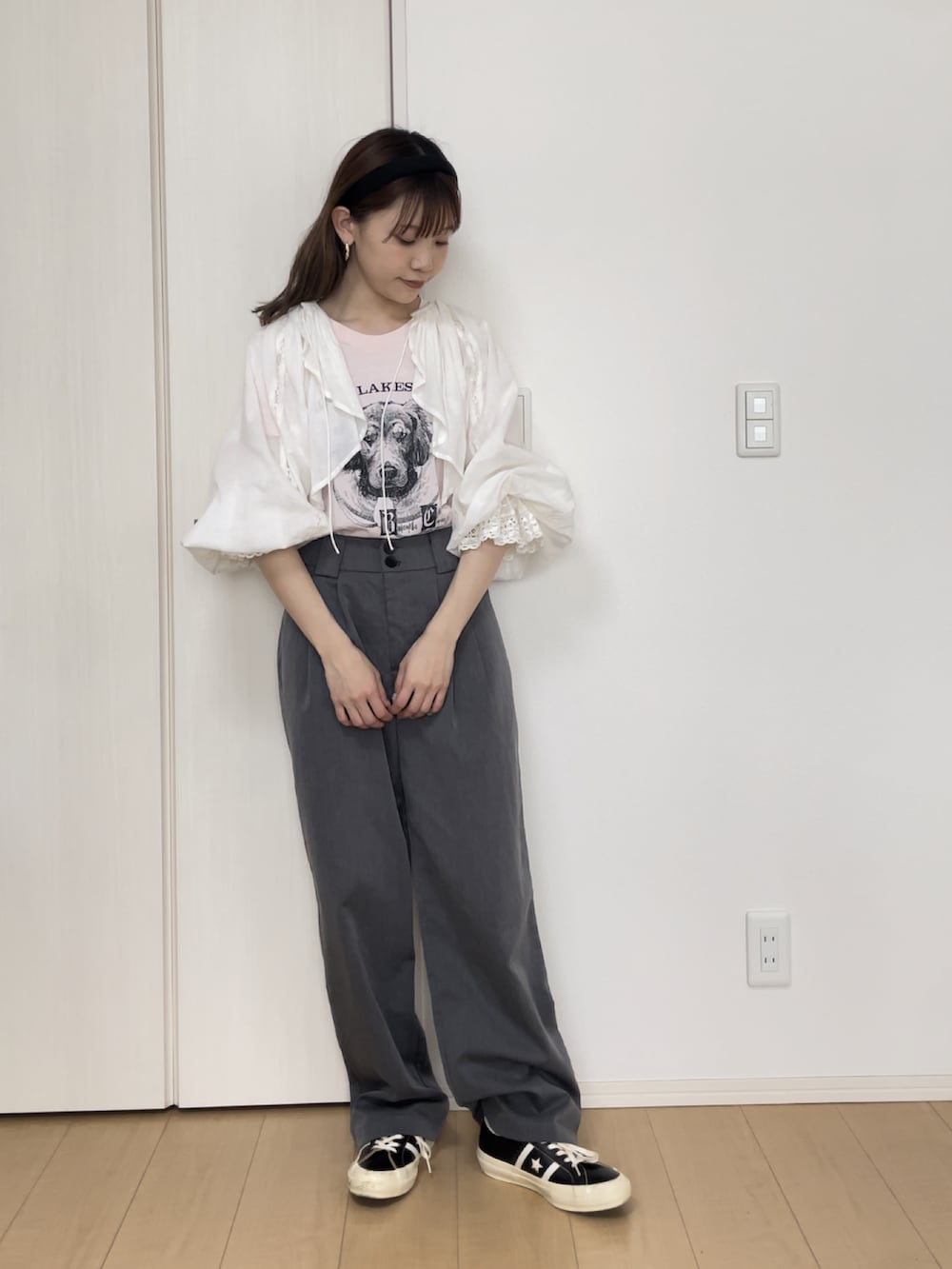 ピンク系のトップス、ホワイト系のシャツ/ブラウス、グレー系のパンツを着用したレディースの夏コーディネートの2枚目の写真