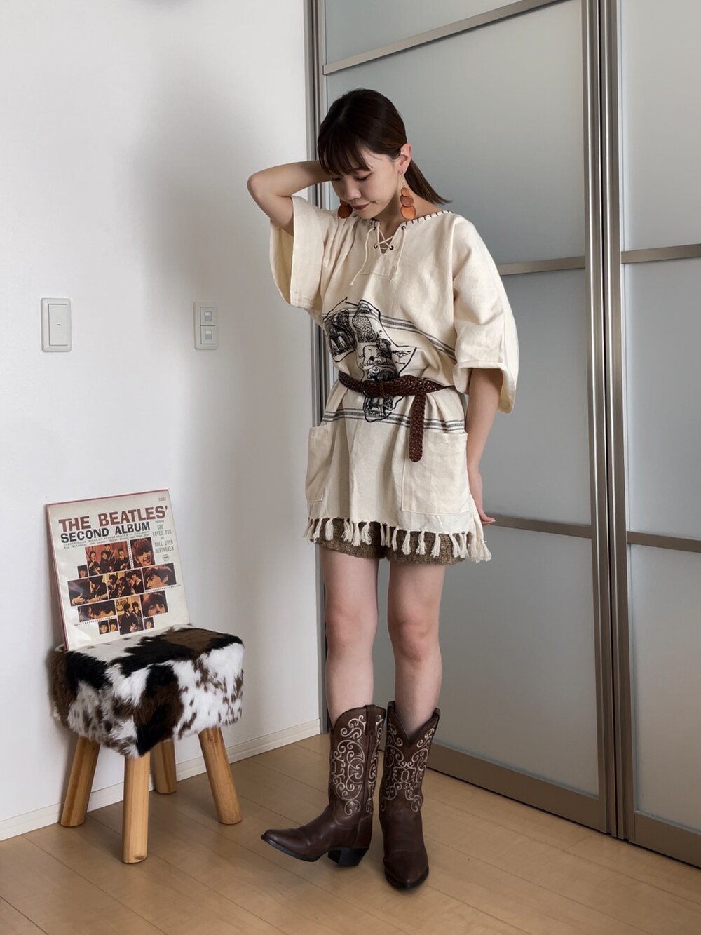 ホワイト系のトップス、ブラウン系のシューズ、その他のその他を着用したレディースの秋コーディネートの2枚目の写真