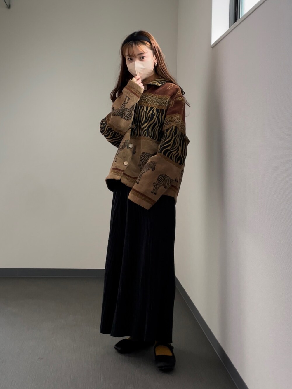 ベージュ系のジャケット/アウター、ブラック系のスカート、ブラック系のその他シューズを着用したレディースの秋コーディネートの4枚目の写真