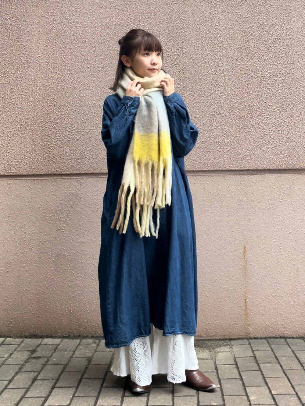 ブルー系のシャツワンピース、ホワイト系のパンツ、その他のその他を着用したレディースの秋コーディネートの2枚目の写真