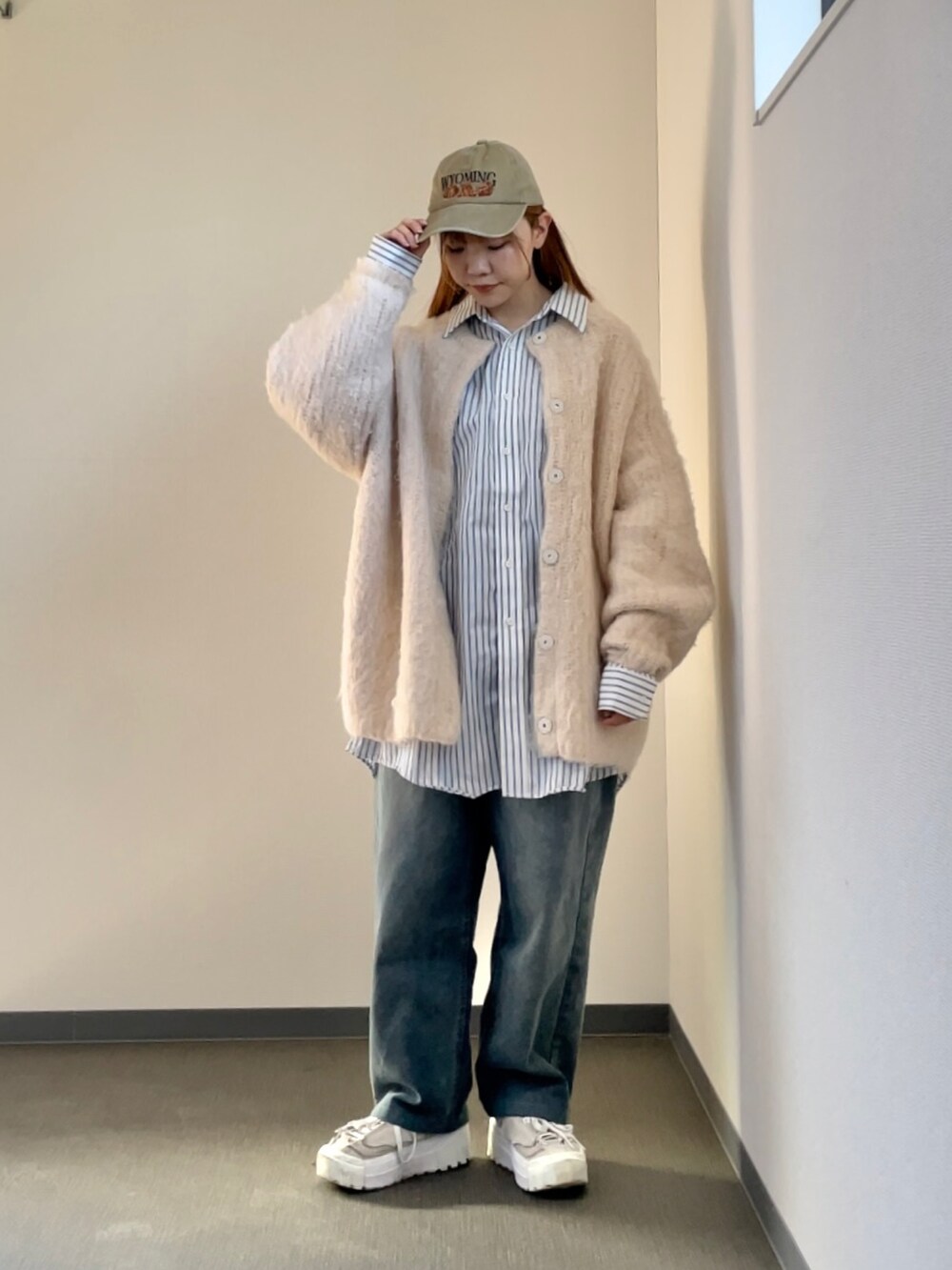 ブルー系のトップス、ホワイト系のその他アウター、ブルー系のパンツを着用したレディースの春コーディネートの2枚目の写真